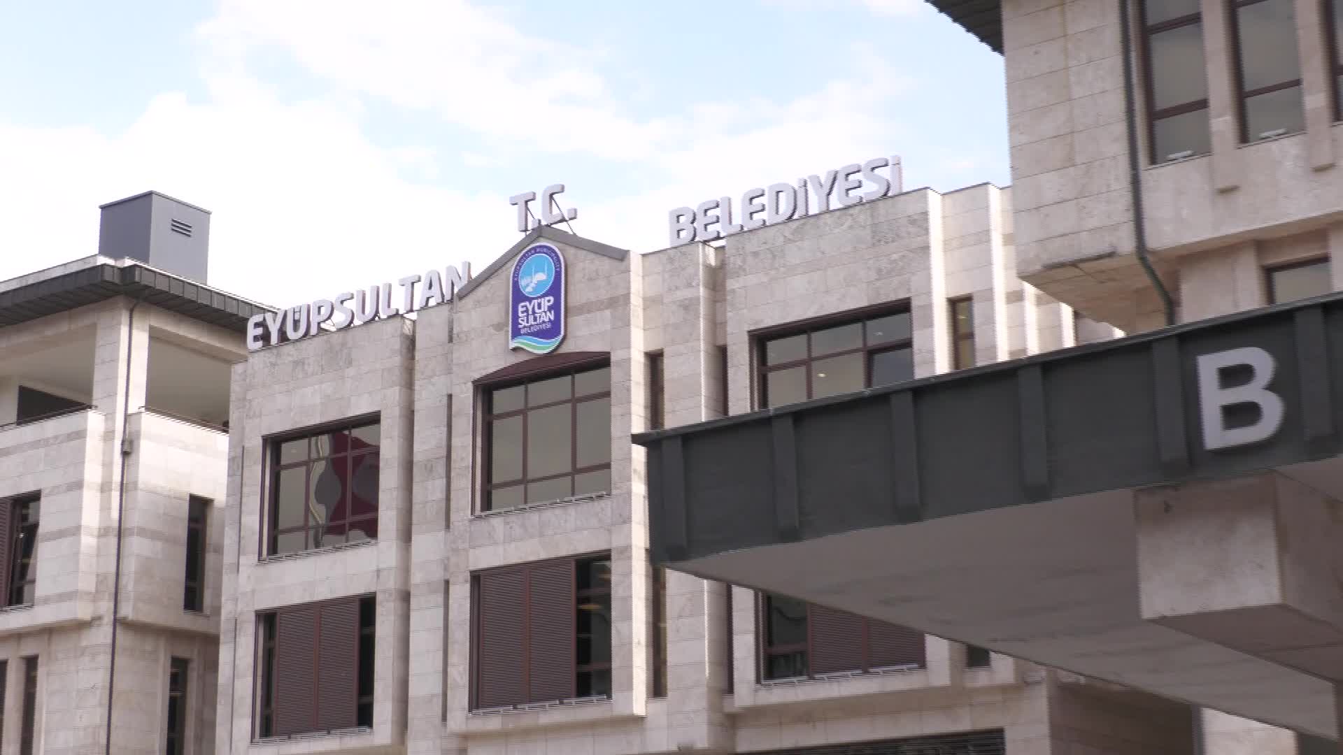 YARGI KARARINA RAĞMEN KEMERKÖY'DE BULUNAN YEŞİL ALANDAKİ İNŞAATI DURDURMAYAN EYÜPSULTAN BELEDİYESİ PROTESTO EDİLDİ: "YARGI KARARINA UYULMASINI, BU İNŞAATIN DURDURMASINI TALEP EDİYORUZ"