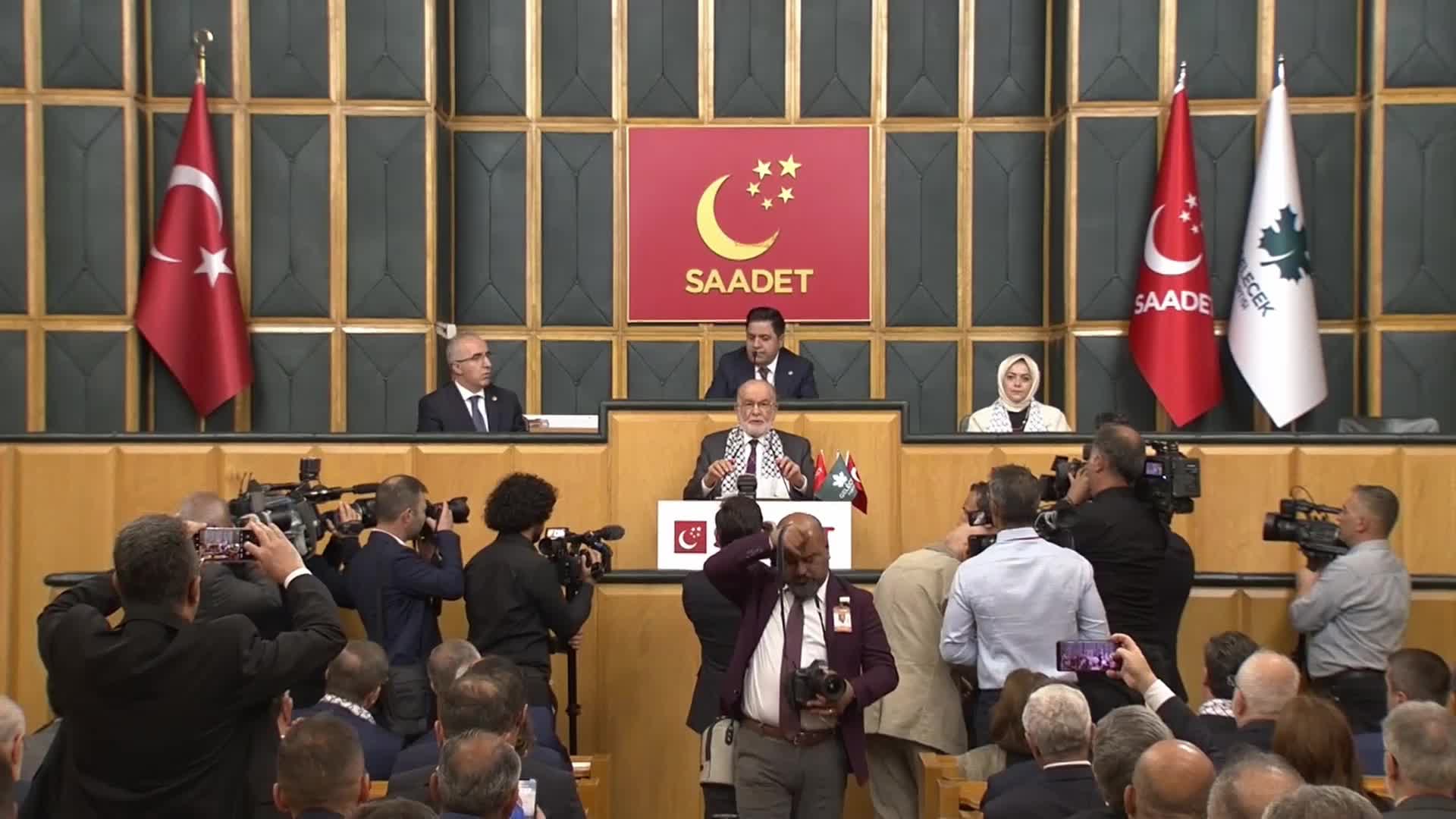 KARAMOLLAOĞLU’NDAN İSRAİL TEPKİSİ: “İKTİDARDA BULUNANLAR ÇOK DAHA FAZLASINI YAPMAK MECBURİYETİNDEDİRLER. HİÇ KİMSE KURU AÇIKLAMALARLA, KINAMALARLA, ÜÇ BEŞ YARDIM PAKETİYLE KENDİ VİCDANINI RAHATLATMAYA ÇALIŞMAMALI”