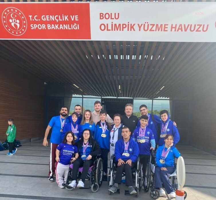 ESKİŞEHİR BÜYÜKŞEHİR GENÇLİK VE SPOR KULÜBÜ’NÜN YÜZÜCÜLERİ MADALYALARI TOPLADI