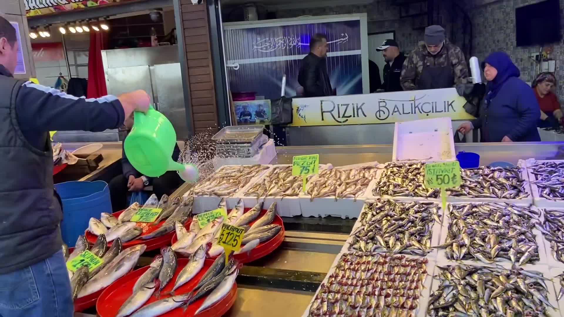 TRABZONLU BALIKÇI: "ALICI MEMNUN OLMAK ZORUNDA. ÇÜNKÜ ŞU HAYAT ŞARTLARINDA EN SAĞLIKLI, EN VİTAMİNLİ VE EN UCUZ ALABİLECEK OLDUĞU TEK ŞEY BALIK"
