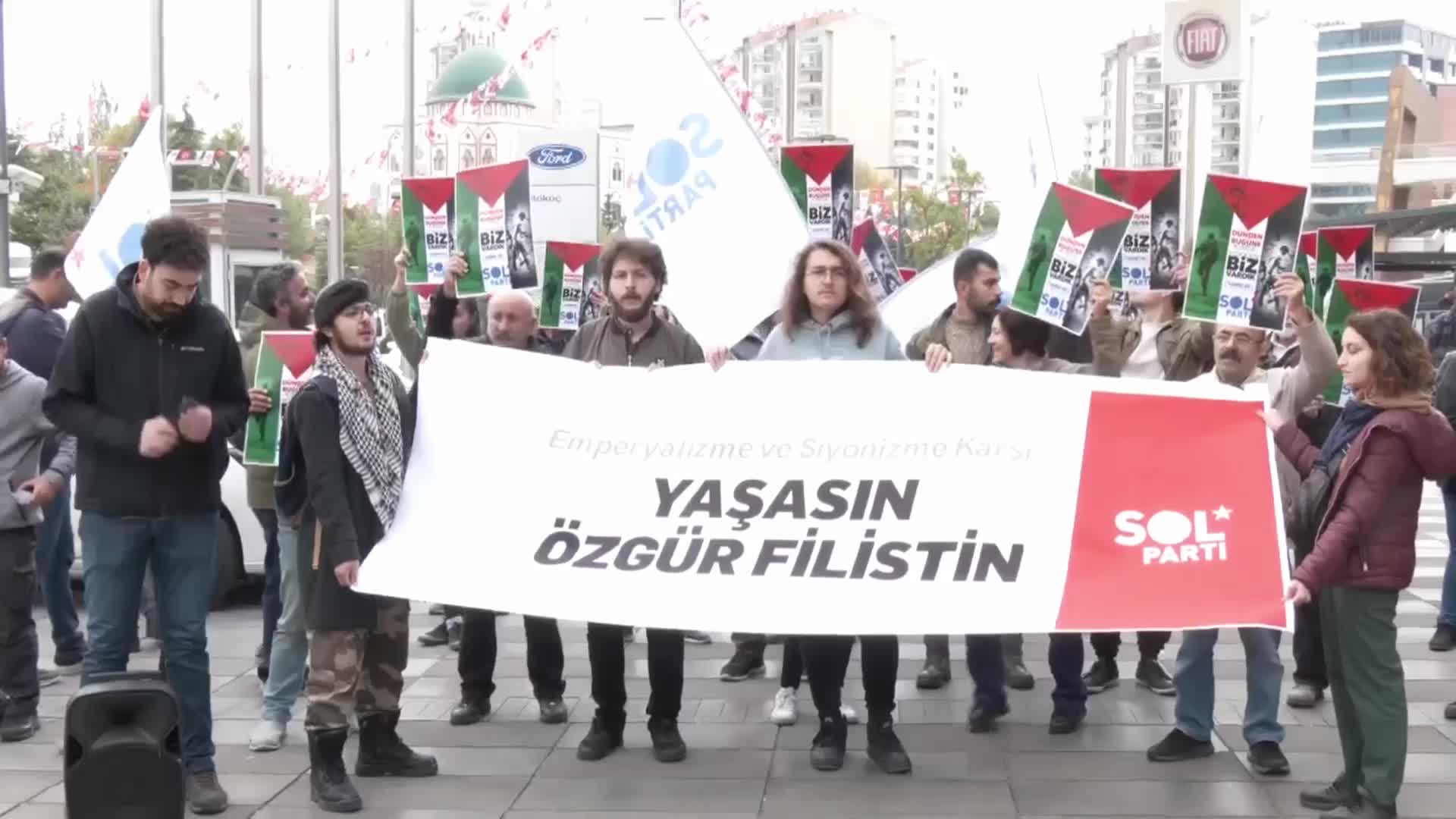 SOL PARTİ'DEN İSRAİL BÜYÜKELÇİLİĞİ ÖNÜNDE PROTESTO... ÖNDER İŞLEYEN: "BİZ TÜRKİYE'NİN DEVRİMCİLERİ, YURTSEVERLERİ OLARAK ONLARIN EMPERYALİZMİNE KARŞI BU ONURLU SAVAŞIN BİR PARÇASIYIZ"