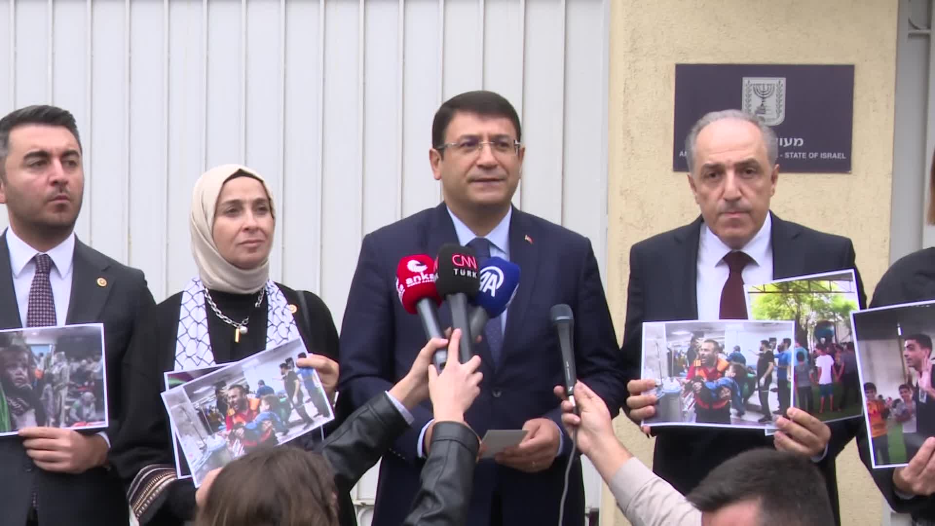 DEVA PARTİLİ MİLLETVEKİLLERİNDEN İSRAİL BÜYÜKELÇİLİĞİ KONUTU ÖNÜNDE PROTESTO: “SOYKIRIM NİTELİĞİNE VARAN BU SALDIRILARINIZI DURDURUN, İNSANLIĞA DAİR BU ÖLÜMLERE SON VERİN”