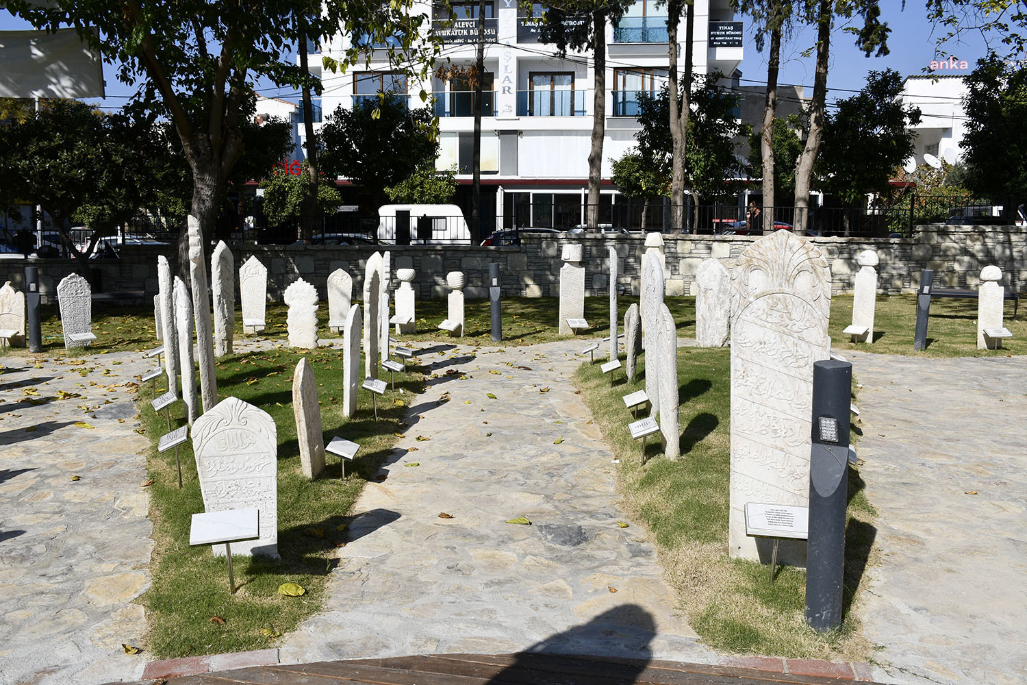 TARİHİ 17’NCİ YÜZYILA UZANAN MEZAR TAŞLARI KUŞADASI’NDA SERGİLENİYOR