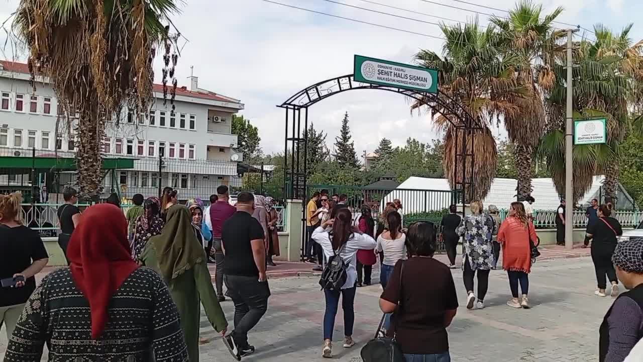 KADİRLİ'DE USTA ÖĞRETİCİLER, KURSLARIN BU TARİHE KADAR AÇILMAMASINI HALK EĞİTİM MERKEZİ ÖNÜNDE PROTESTO ETTİ