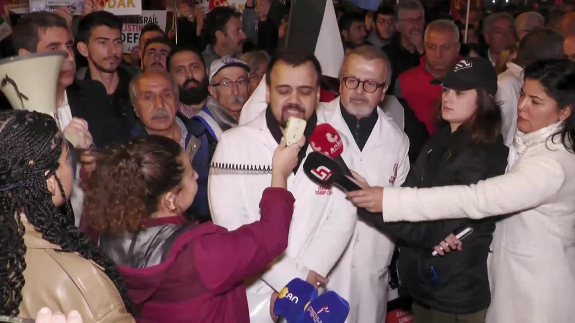 STK'LAR VE MESLEK ÖRGÜTLERİ, İSRAİL'İN FİLİSTİN'E SALDIRILARINI İSTANBUL BAŞKONSOLOSLUĞU ÖNÜNDE PROTESTO ETTİ: "HAMASİ LAFLARI DUYMAK İSTEMİYORUZ, İLİŞKİNİN KESİLMESİNİ İSTİYORUZ, İSRAİL KONSOLOSU KOVULMALI"