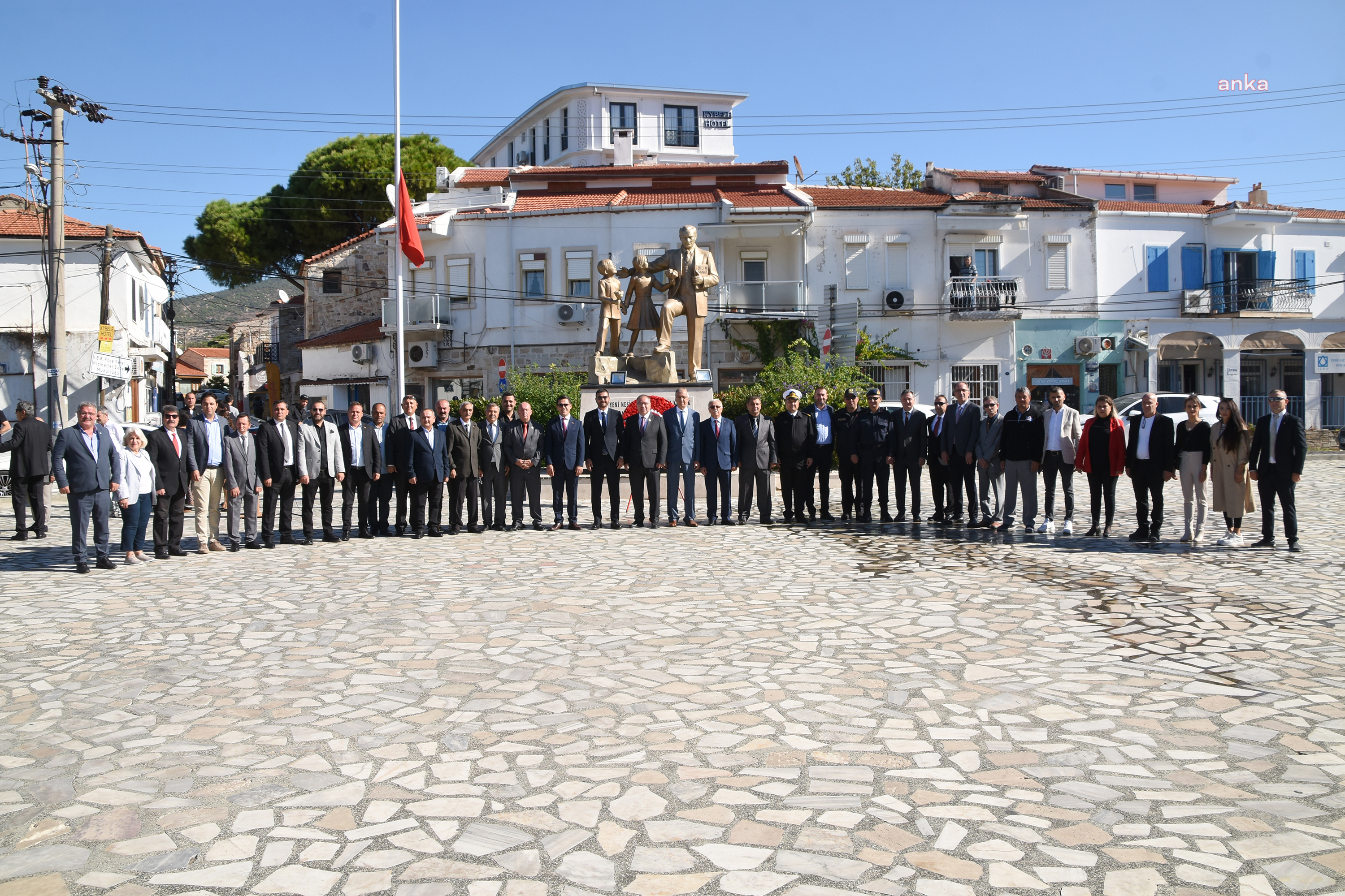 FOÇA’DA MUHTARLAR GÜNÜ İÇİN TÖREN DÜZENLENDİ