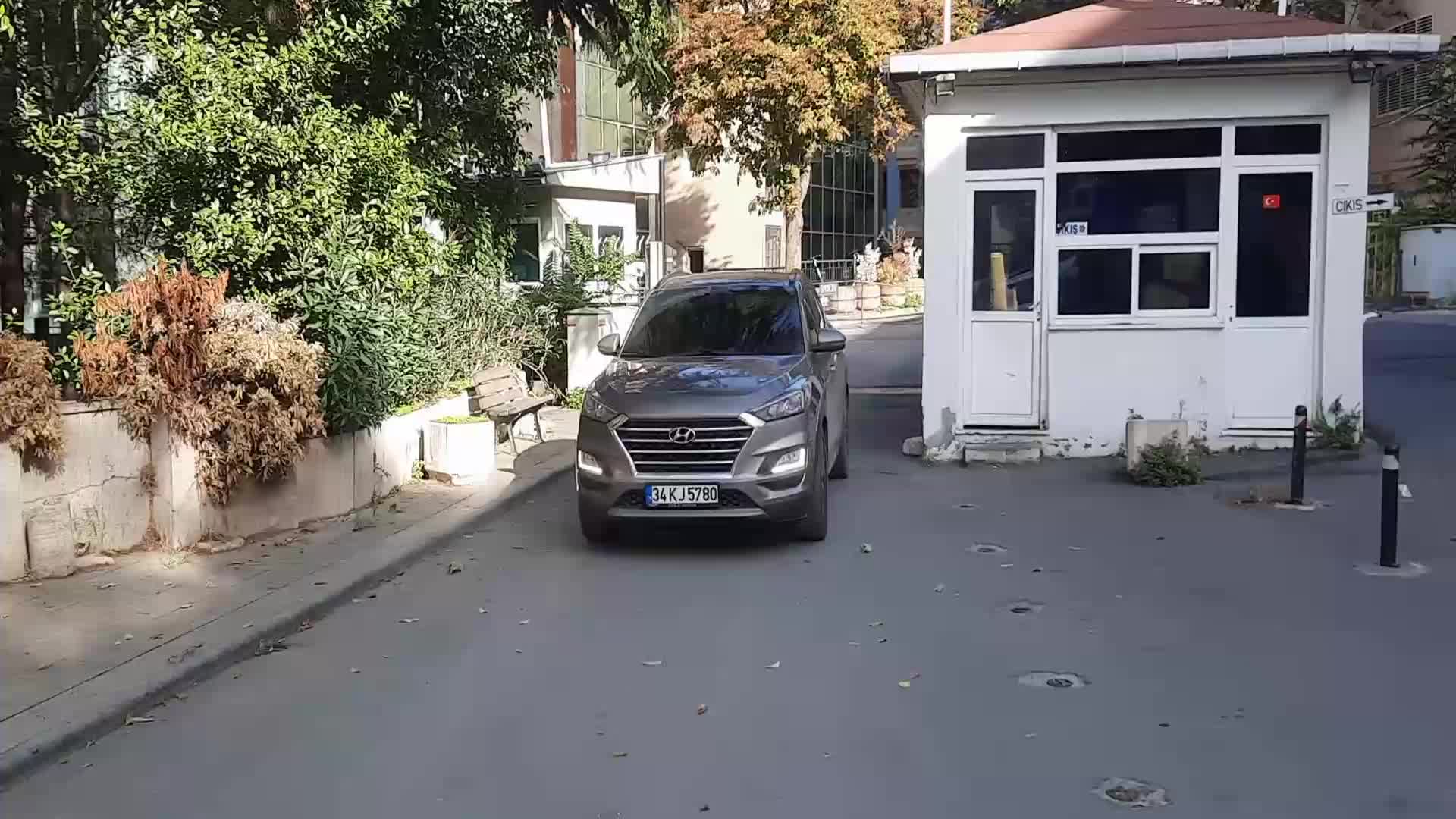 İSTANBUL'DA DUR İHTARINA UYMAYAN HAFRİYAT KAMYONU POLİS ARACINA ÇARPTI: 2 KİŞİ AĞIR TOPLAM 9 YARALI