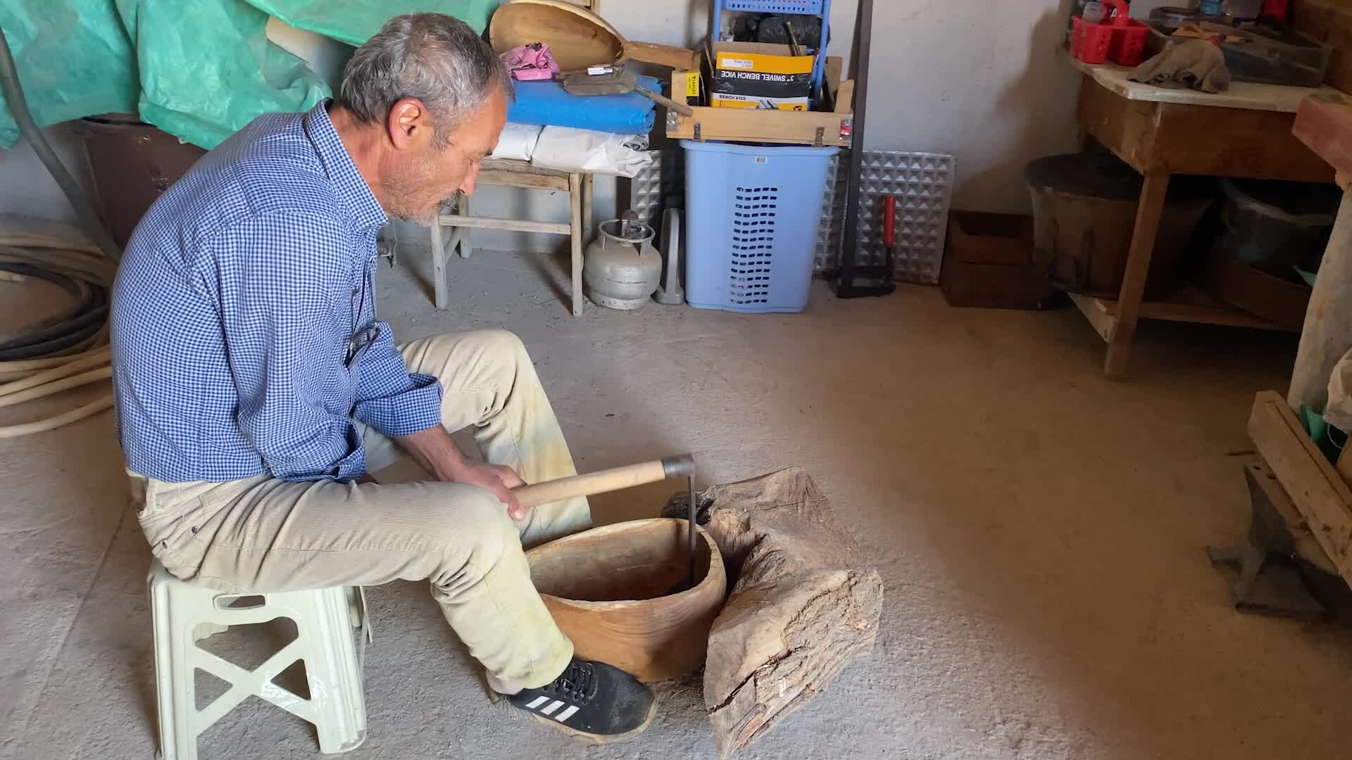 YOZGAT’TA YAŞAYAN SERVET TOPUZ, HOBİ OLARAK BAŞLADIĞI SAZ YAPIMINI GELİŞTİRİP KÖYÜNDE ATÖLYE KURDU
