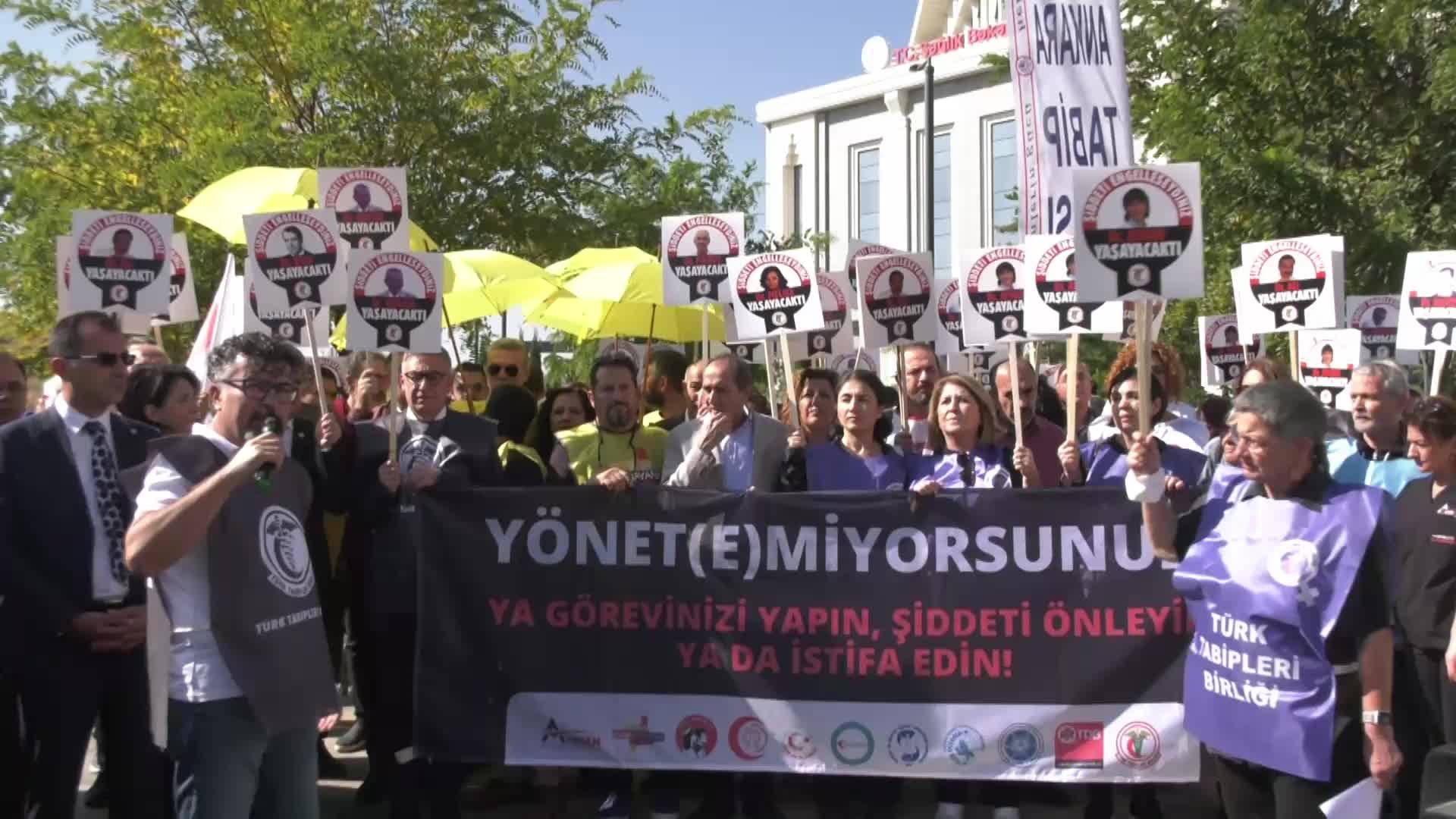 HEKİMLER VE SAĞLIK EMEKÇİLERİNDEN SAĞLIK BAKANLIĞI ÖNÜNDE SAĞLIKTA ŞİDDETE PROTESTO: “ÖNERDİĞİMİZ SAĞLIKTA ŞİDDET YASASININ DEĞİŞTİRİLMEDEN KABUL EDİLMESİNİ İSTİYORUZ”