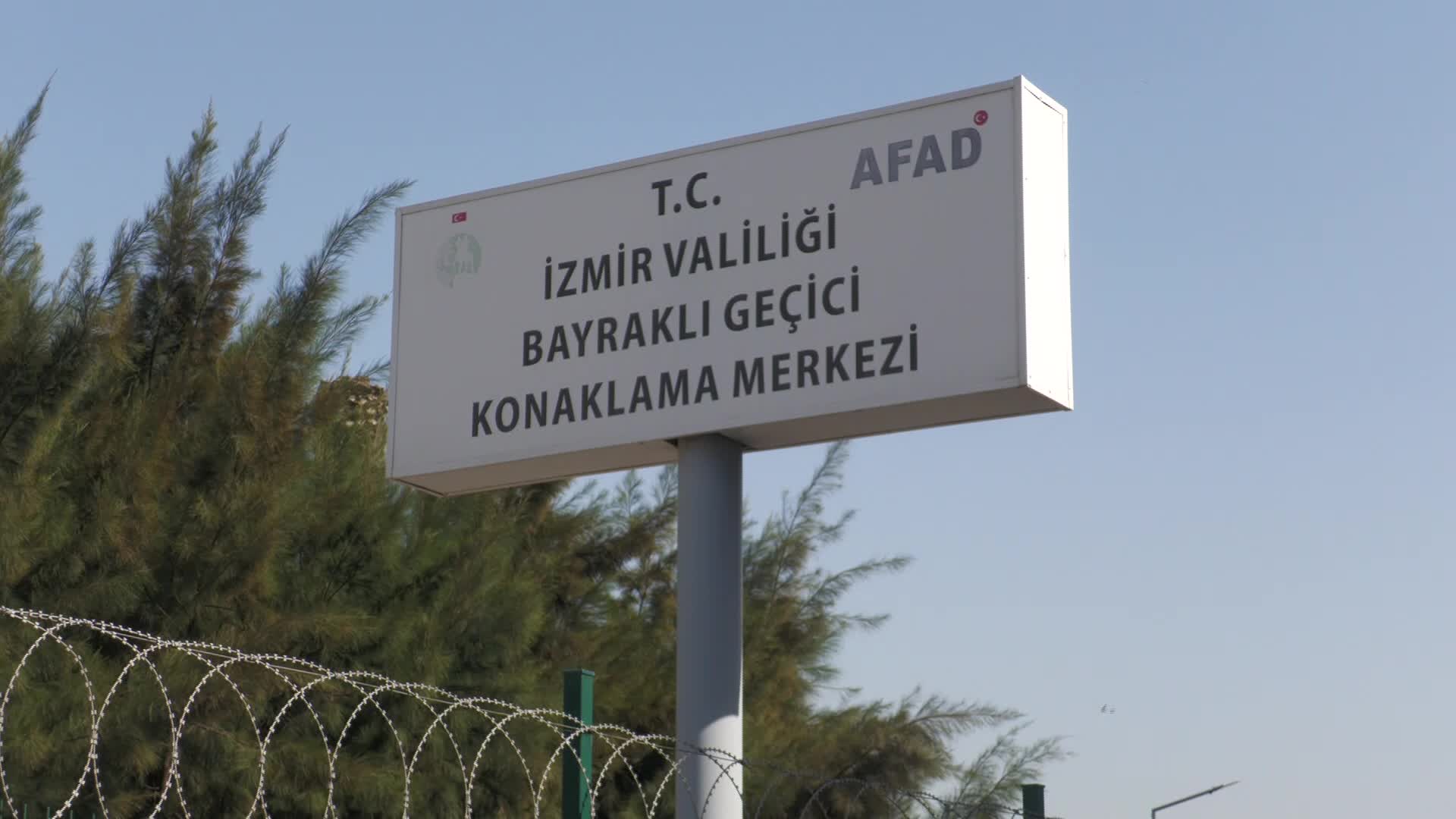 İZMİR BAYRAKLI'DA KONTEYNERKENTTEN ÇIKMALARI İSTENEN VE TAHLİYE SÜRESİ DOLUNCA ELEKTRİKLERİ KESİLEN DEPREMZEDELER: “FİLİSTİN GİBİ OLDUK, BİR TEK BAŞIMIZA BOMBA YAĞMADIĞI KALDI”