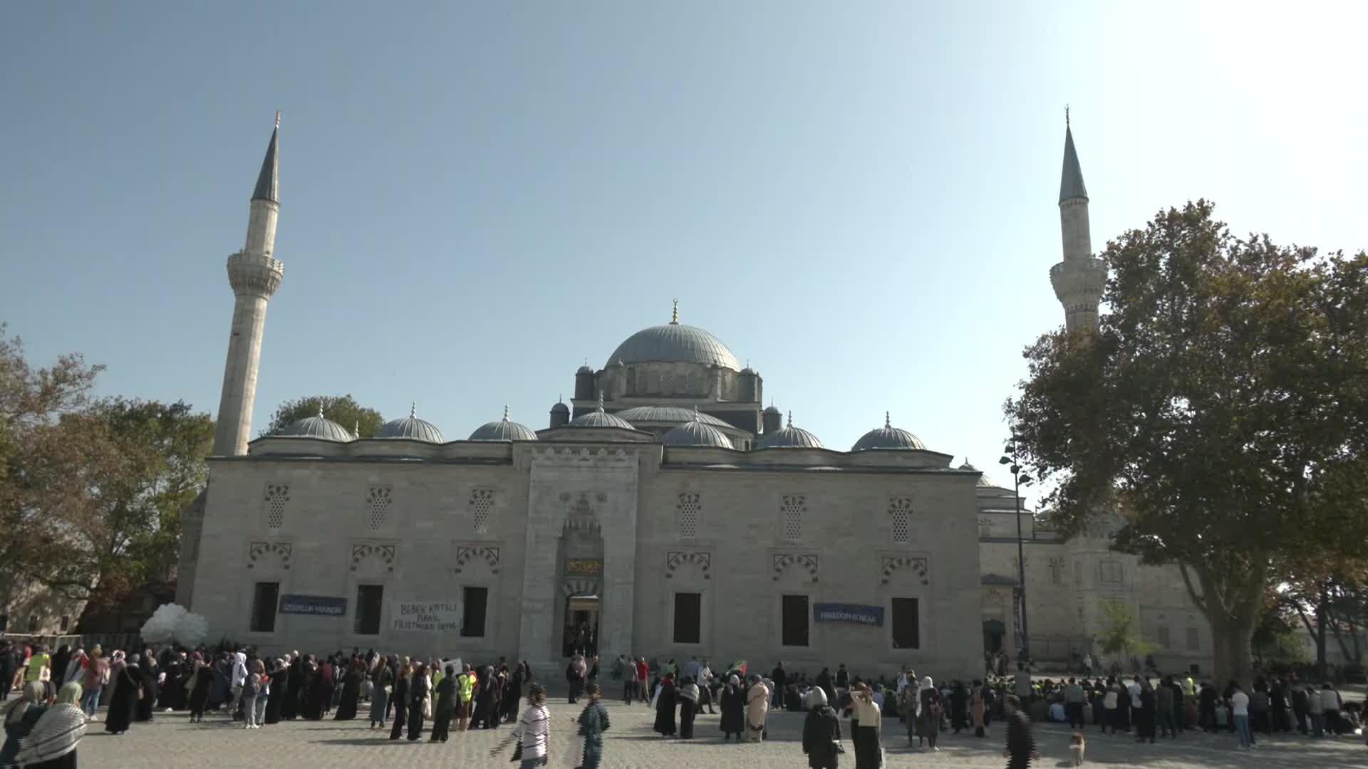 İSRAİL’İN FİLİSTİN’E YÖNELİK SALDIRILARI BEYAZIT MEYDANI’NDA PROTESTO EDİLDİ. EYLEMDE NETENYAHU'NUN MAKETİ ATEŞE VERİLDİ