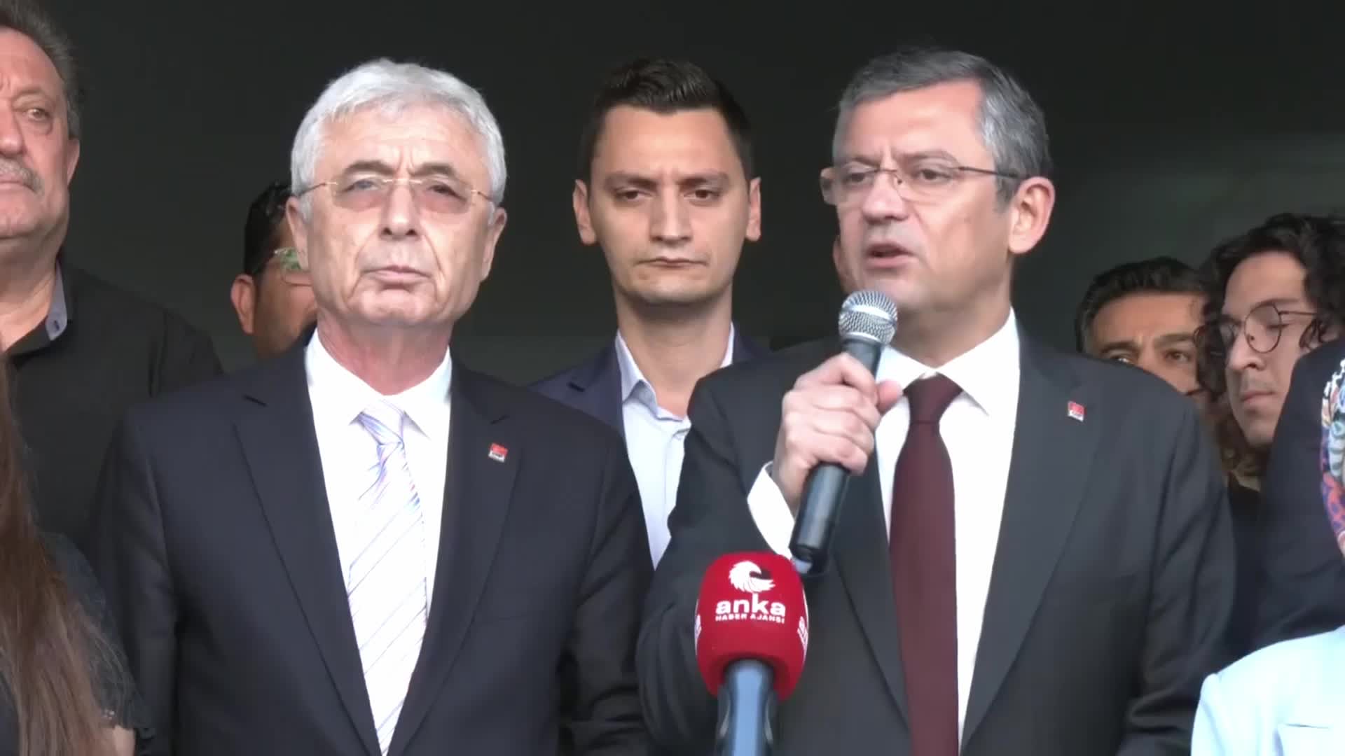 ÖZGÜR ÖZEL, CHP ANTALYA İL BAŞKANLIĞI'NI ZİYARET ETTİ: “DELEGELERİMİZİN ÖNCE CHP’Yİ SONRA TÜRKİYE’DE İKTİDARI DEĞİŞTİRECEK İRADEYİ GÖSTERECEĞİNDEN HİÇ KUŞKUMUZ YOKTUR”