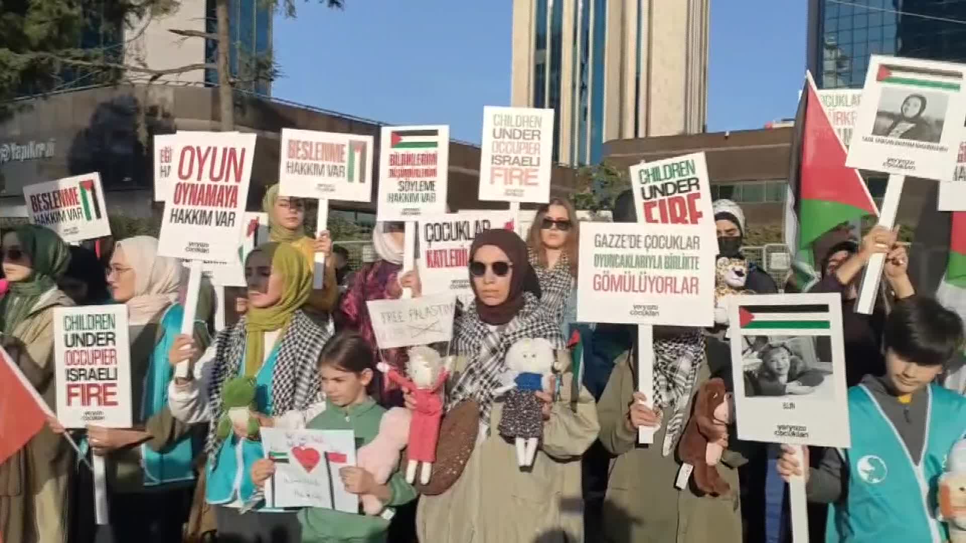 İSTANBUL’DA İSRAİL BAŞKONSOLOSLUĞU ÖNÜNE ÇOCUK OYUNCAKLARI BIRAKILDI: "ÇOCUKLARI, KANLI, PARÇALANMIŞ BEDENLERİYLE DEĞİL, GÜVEN İÇİNDE EVLERİNDE OYUNCAKLARIYLA OYNARKEN GÖRMEK İSTİYORUZ"