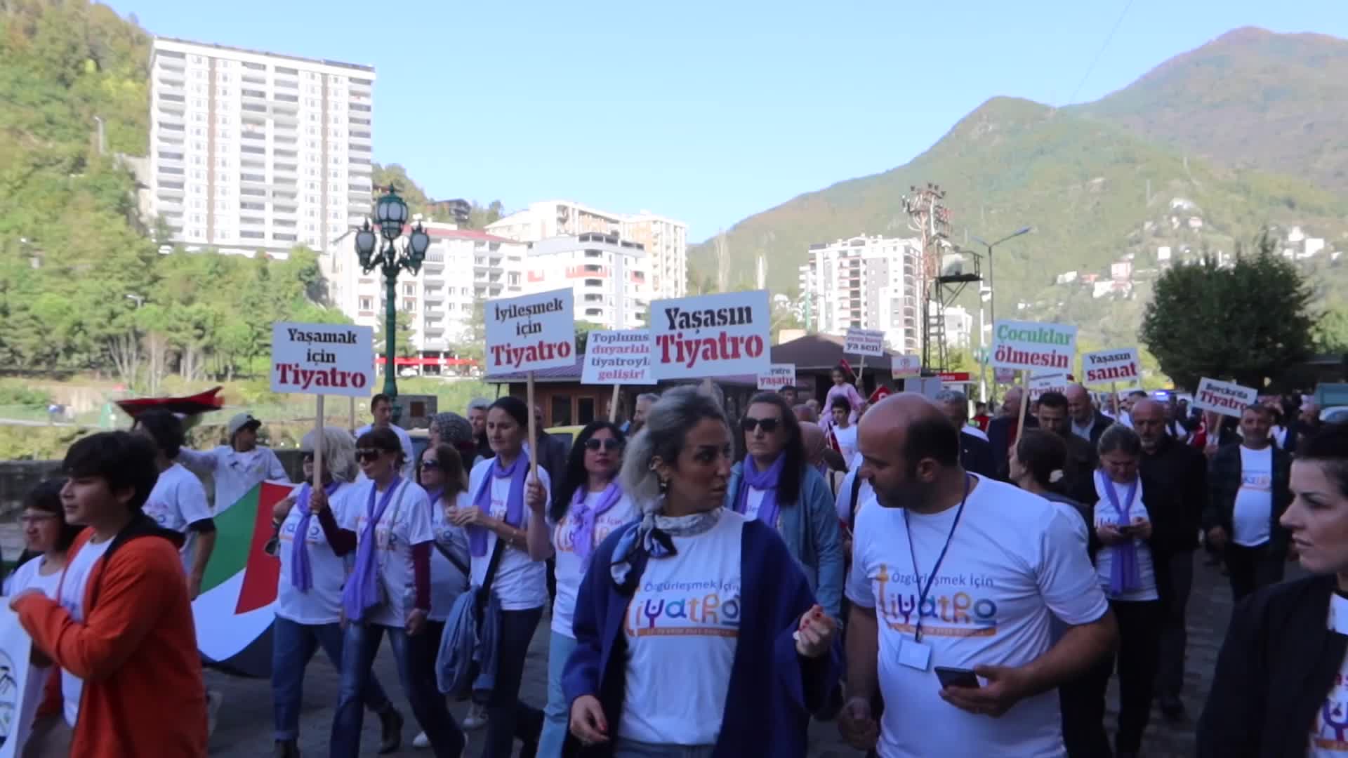 BORÇKA BELEDİYESİ'NİN DÜZENLEDİĞİ 2. TİYATRO FESTİVALİ, FESTİVAL YÜRÜYÜŞÜYLE BUGÜN BAŞLADI