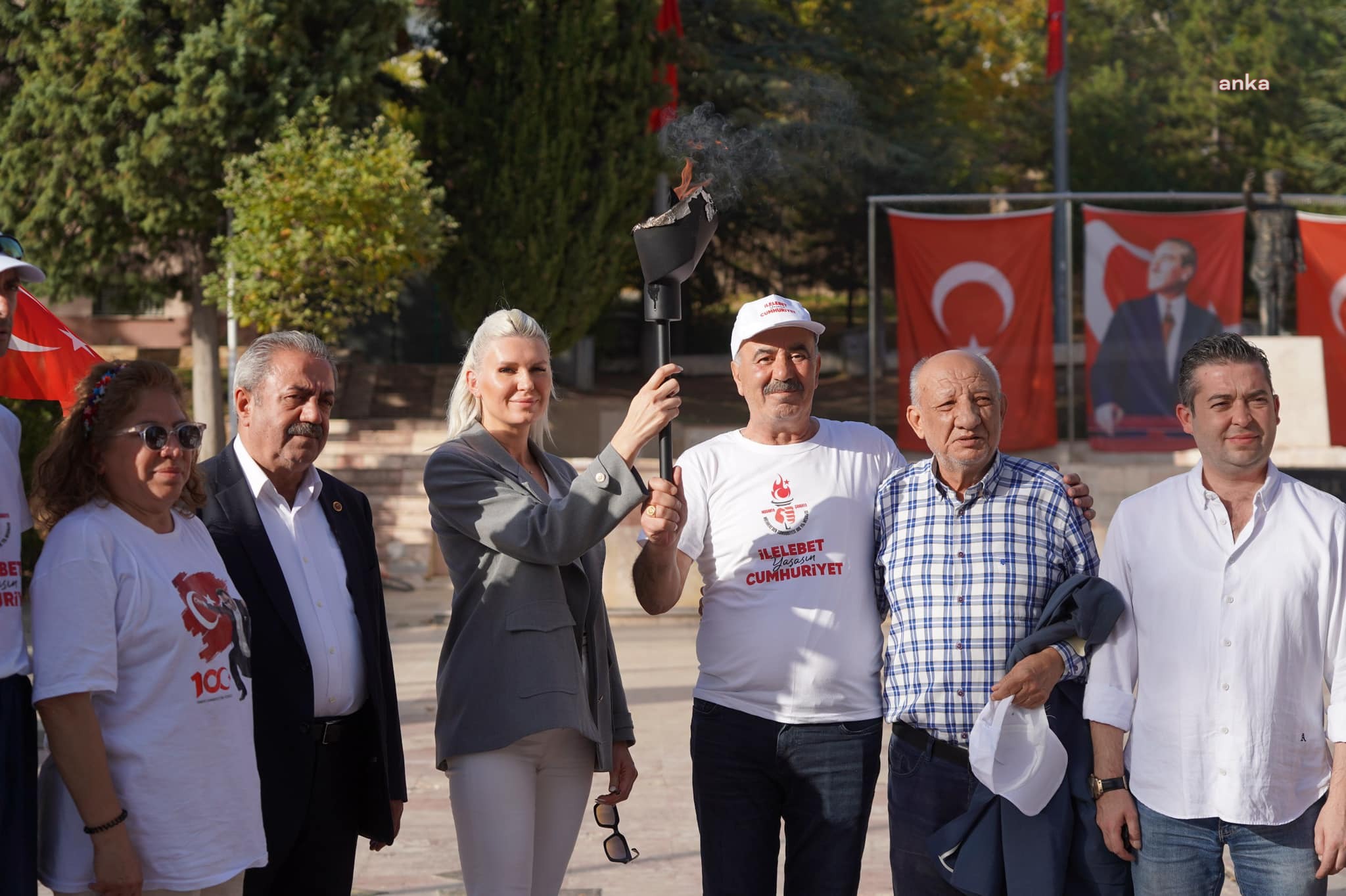 CUMHURİYET MEŞALESİNİ ÇANKAYA’YA TAŞIYAN SPORCULARA BİLECİKLİLER EŞLİK ETTİ