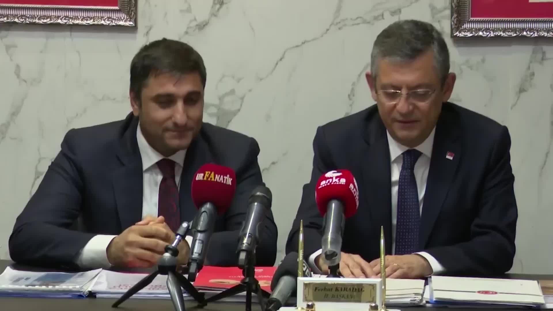 ÖZGÜR ÖZEL, CHP ŞANLIURFA İL BAŞKANLIĞ’NI ZİYARET ETTİ: “KURULTAY DELEGELERİNİN SADECE KURULTAYDA İŞ, İŞLEV GÖRDÜĞÜ BİR SÜRECİ BUNDAN SONRA GERİDE BIRAKIYORUZ”