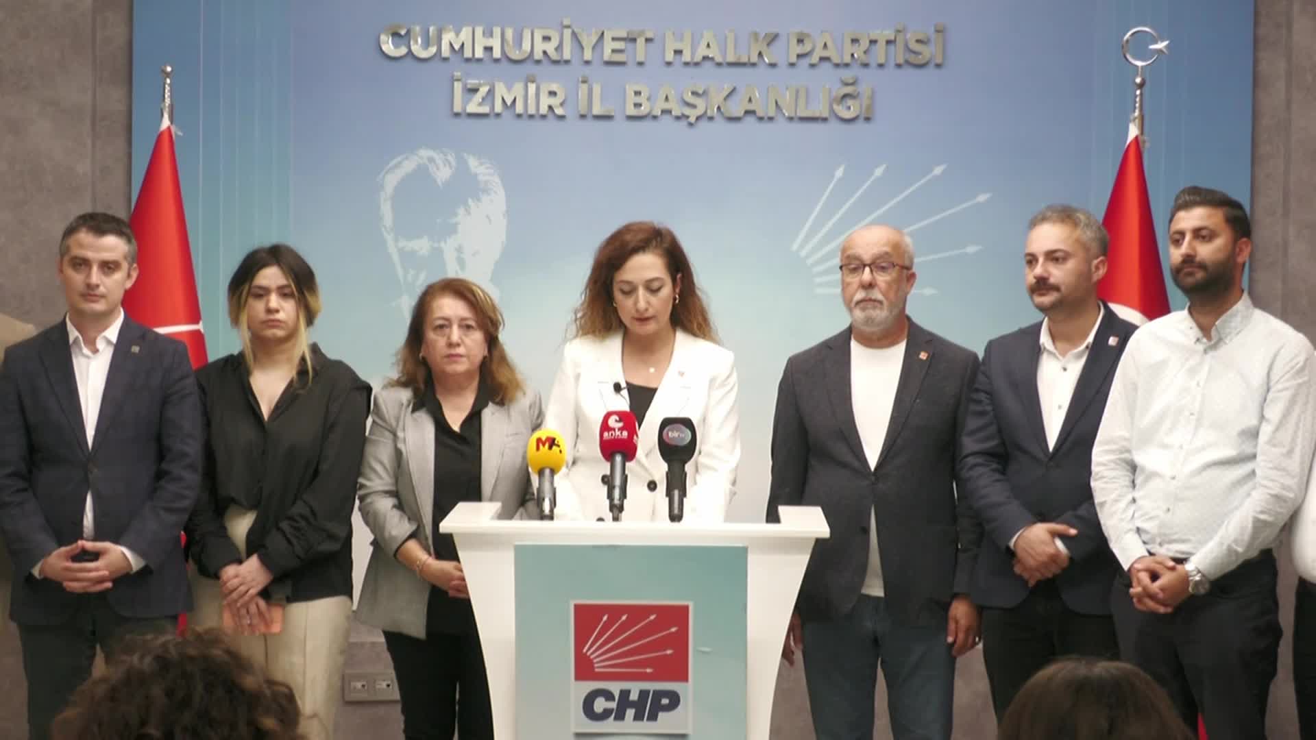 CHP İZMİR İL BAŞKANLIĞI’NDAN ‘TEZKERE’ PROTESTOSU: “TEZKERE, YABANCI ASKER POSTALLARININ KUTSAL VATAN TOPRAĞIMIZI ÇİĞNEMESİNİN ÖNÜNÜ AÇMAKTADIR. YABANCI ASKER DEMEK, İŞGAL DEMEKTİR”