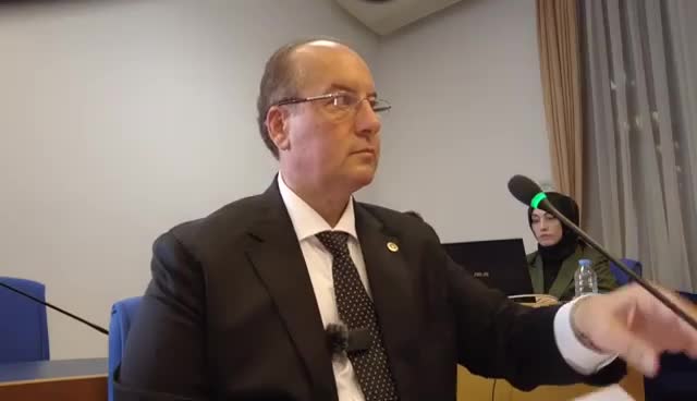 CEVDET AKAY: “YOKSULLUĞU ORTADAN KALDIRMAK HEDEFİNE ULAŞMAK İÇİN GEREKLİ EYLEMLERİN KALKINMA PLANI'NDA YER ALMADIĞINI GÖRÜYORUZ”