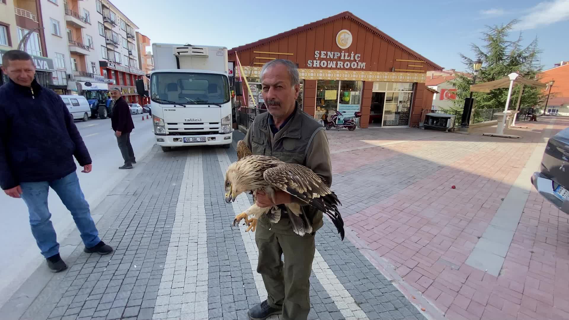 YOZGAT’TA KÖYLÜLER TARAFINDAN BULUNAN ŞAH KARTALI SAĞLIK KONTROLÜNDEN GEÇİRİLDİ