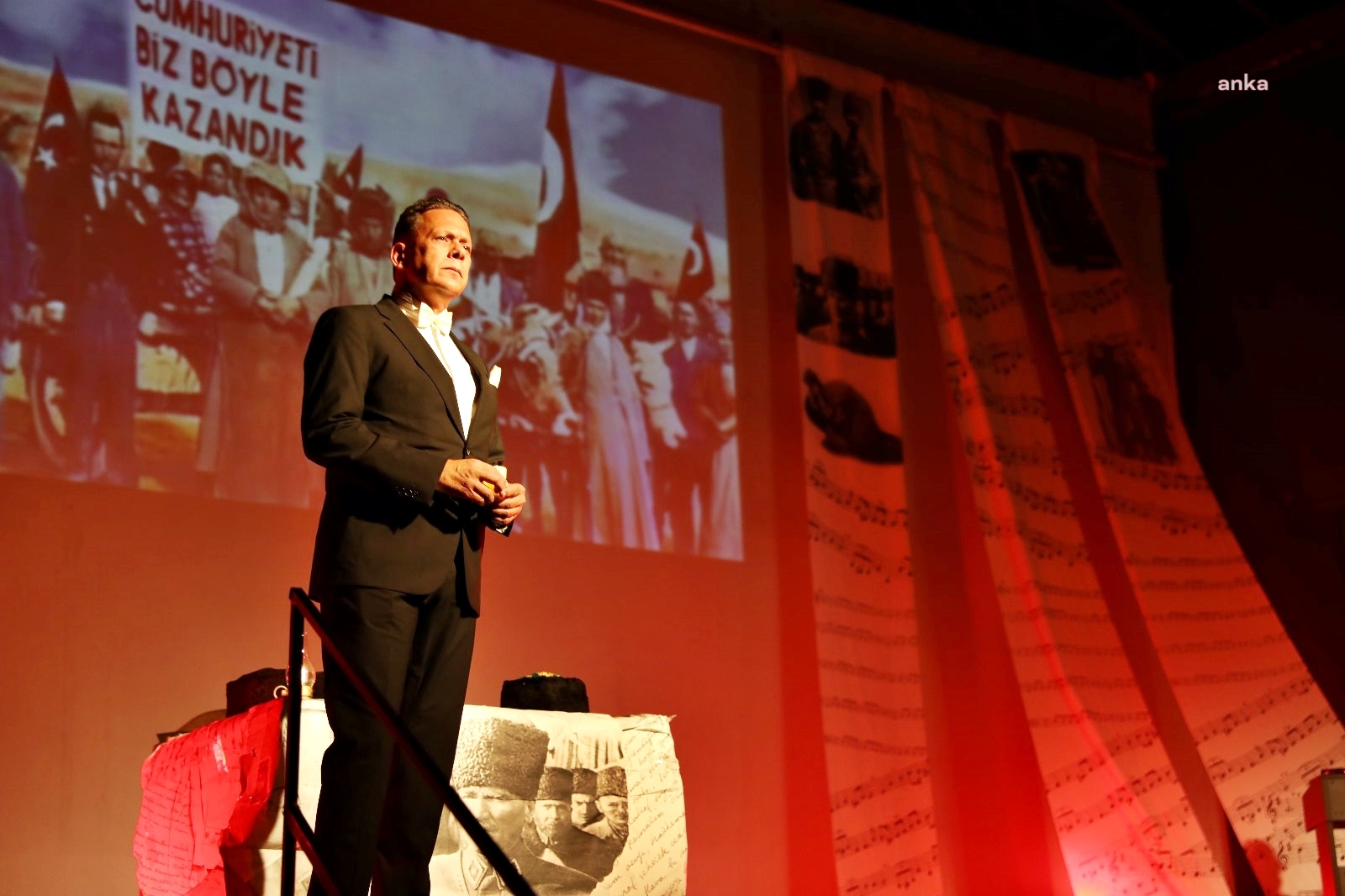 AKHİSAR'DA “ESARETTEN ÖZGÜRLÜĞE” TİYATRO OYUNU BÜYÜK BEĞENİ TOPLADI