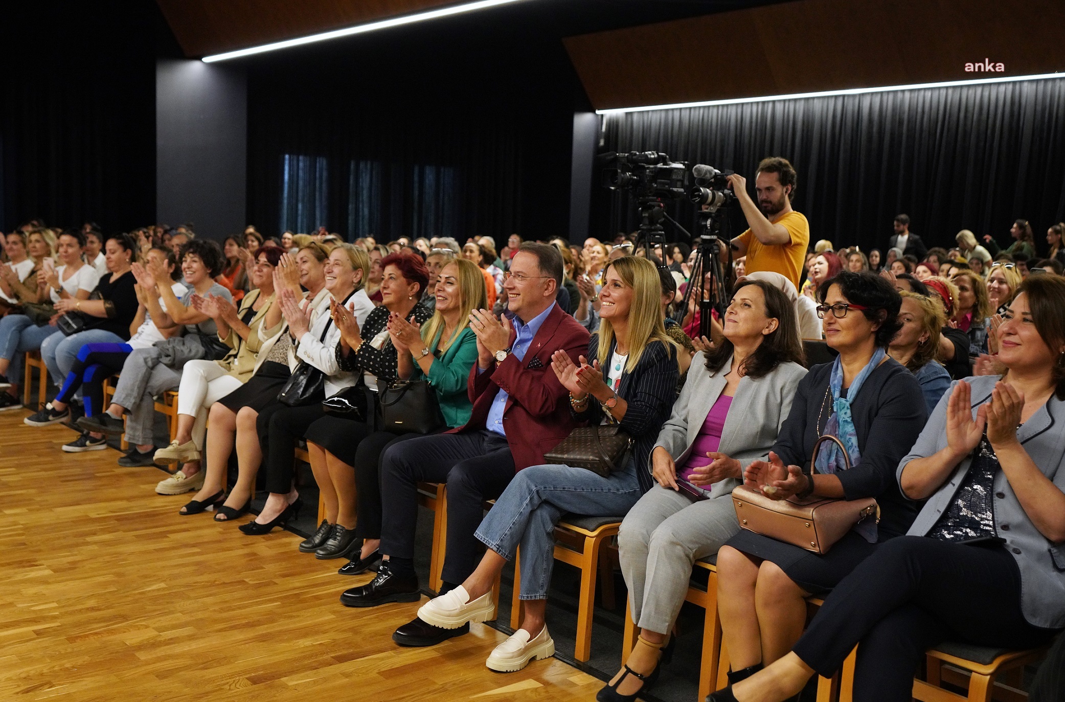 BEYLİKDÜZÜ'NDE CUMHURİYET VE KADIN SÖYLEŞİSİNE YOĞUN İLGİ