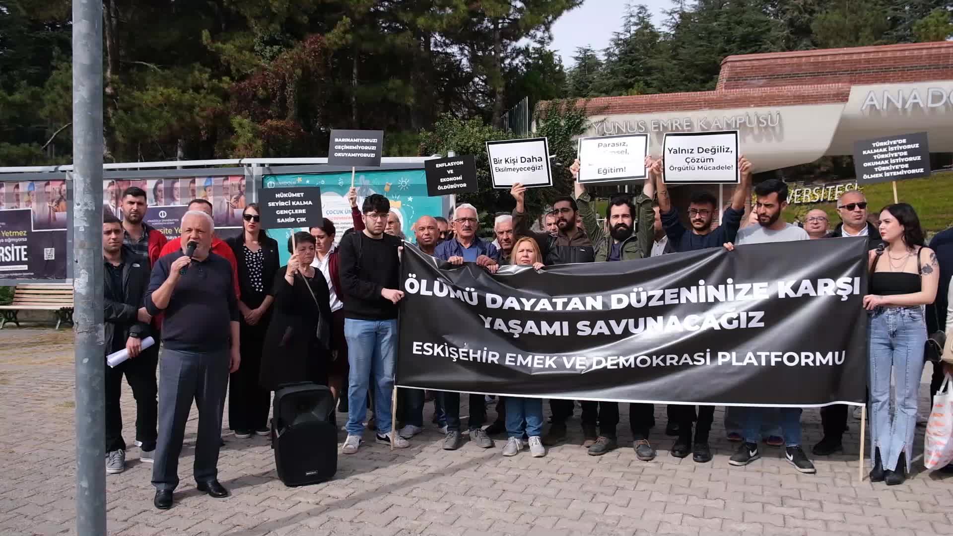 ESKİŞEHİR EMEK VE DEMOKRASİ PLATFORMU, ANADOLU ÜNİVERSİTESİ ÖNÜNDE ÖĞRENCİ İNTİHARLARIYLA İLGİLİ AÇIKLAMA YAPTI: "BUGÜN YÜREĞİMİZ KANIYOR"