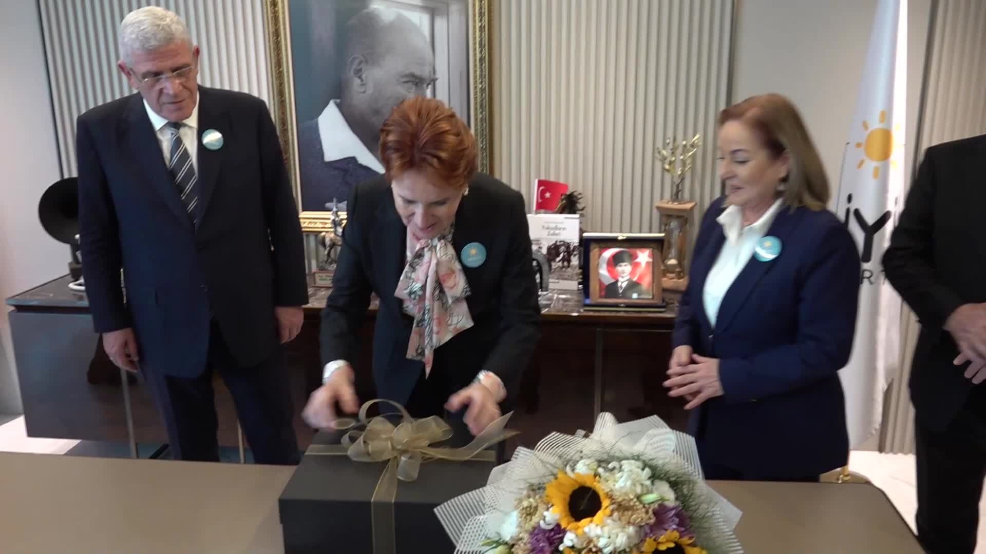 AKŞENER’E İYİ PARTİ’NİN 6. KURULUŞ YIL DÖNÜMÜ DOLAYISIYLA ULUS GAZETESİ'NİN BİRİNCİ SAYFA TIPKIBASIMI HEDİYE EDİLDİ