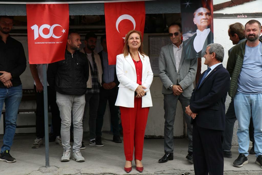 SAFRANBOLU BELEDİYESİ MİNİBÜS DURAĞINI BAYRAKLARLA DONATTI