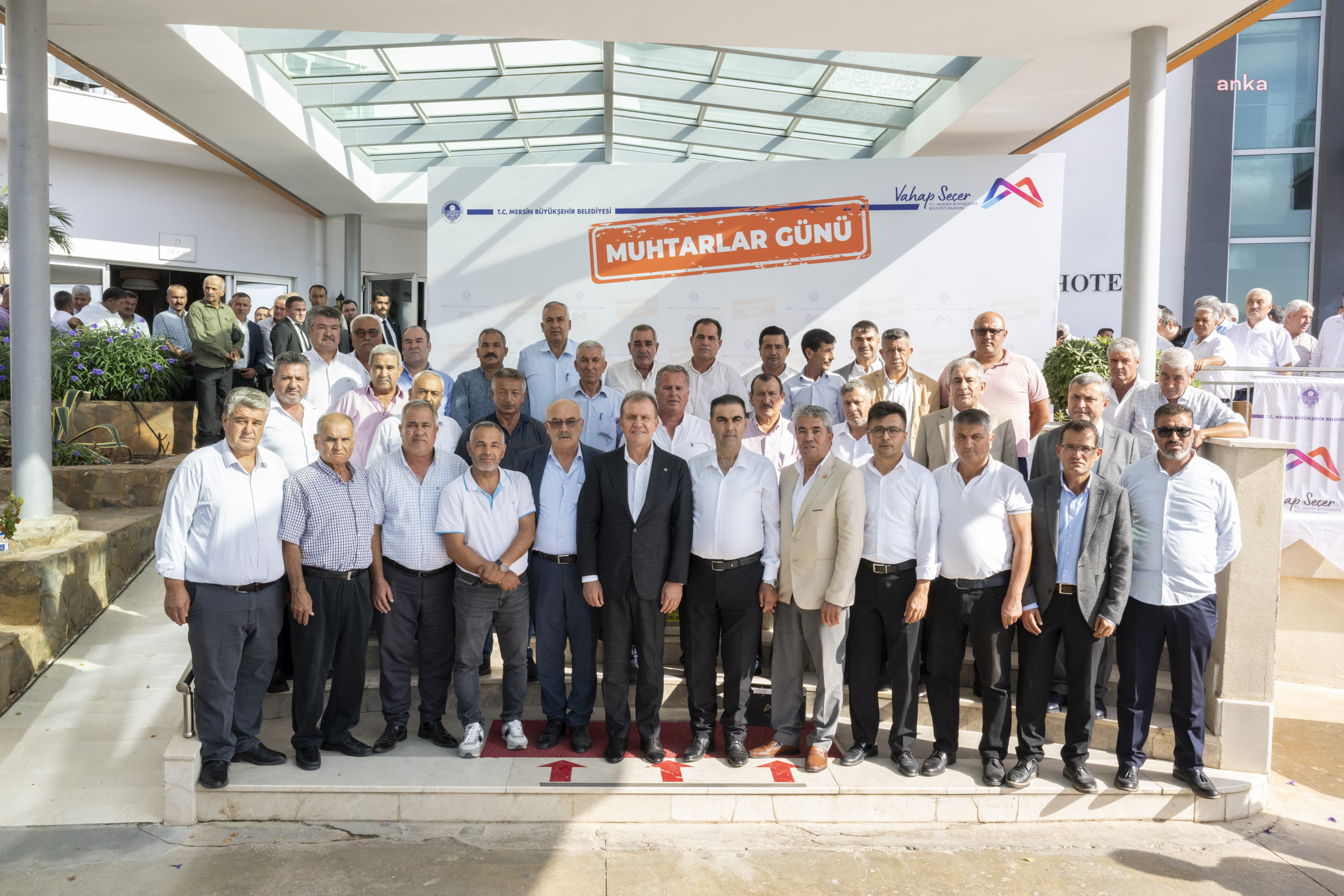 VAHAP SEÇER, BATI İLÇELERİNDEKİ MUHTARLARLA BİR ARAYA GELDİ