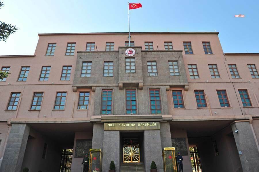 MSB: "IRAK'IN KUZEYİNDEKİ TERÖRİST HEDEFLERİNE BU AKŞAM HAVA HAREKATLARI İCRA EDİLMİŞ, İÇERİSİNDE SORUMLU DÜZEYDE TERÖRİST BULUNDUĞU DEĞERLENDİRİLEN  TOPLAM 19 HEDEF İMHA EDİLMİŞTİR"