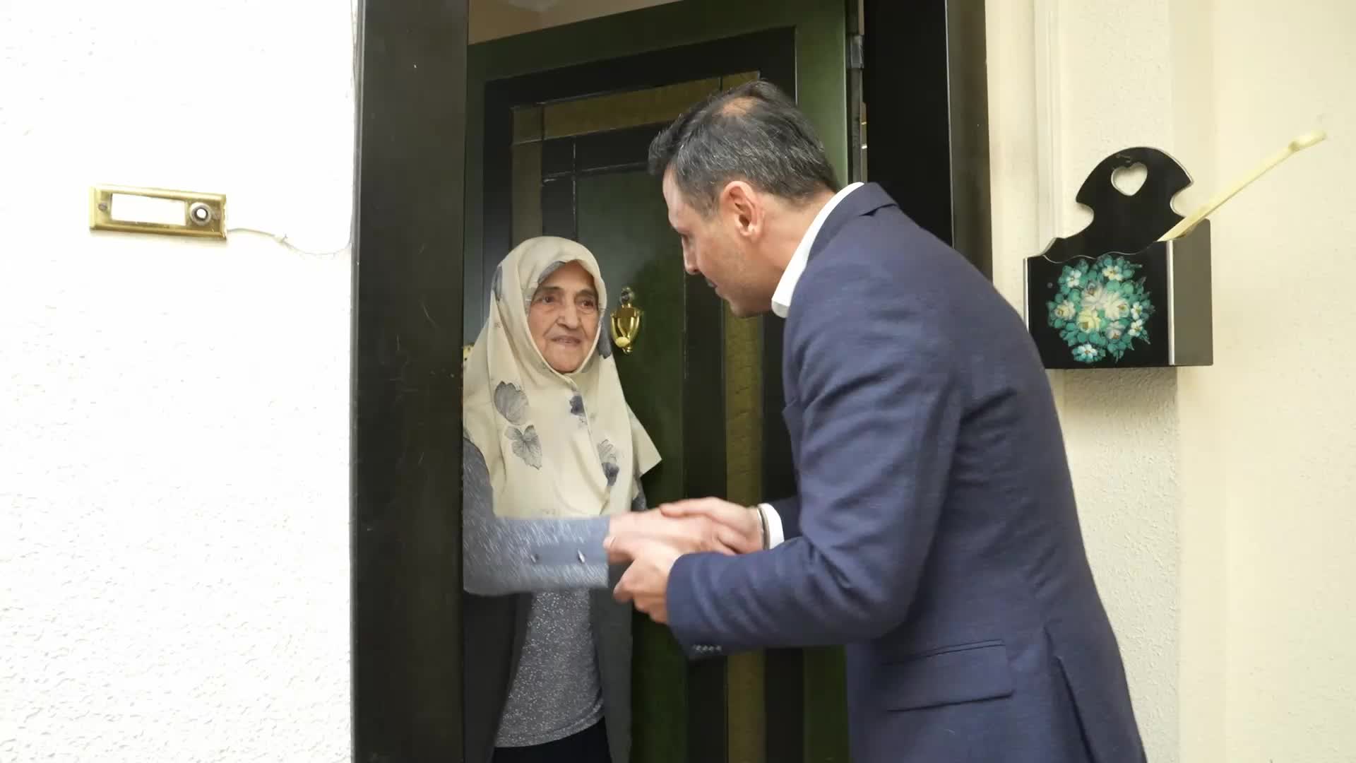 ÖZGÜR ÇELİK, “29 EKİM” NEDENİYLE BAHÇELİEVLER’DE OTURAN 92 YAŞINDAKİ ODABAŞ’I ZİYARET EDEREK BALKONUNA TÜRK BAYRAĞI ASTI