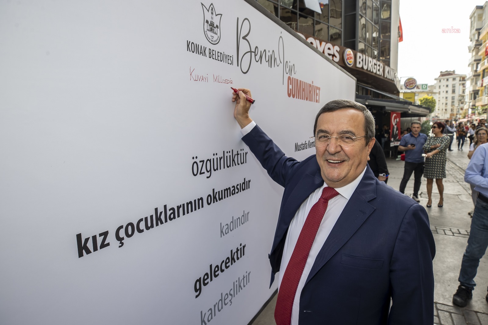 İZMİRLİLER 100’ÜNCÜ YILDA DUYGULARINI CUMHURİYET DUVARINA YAZDI