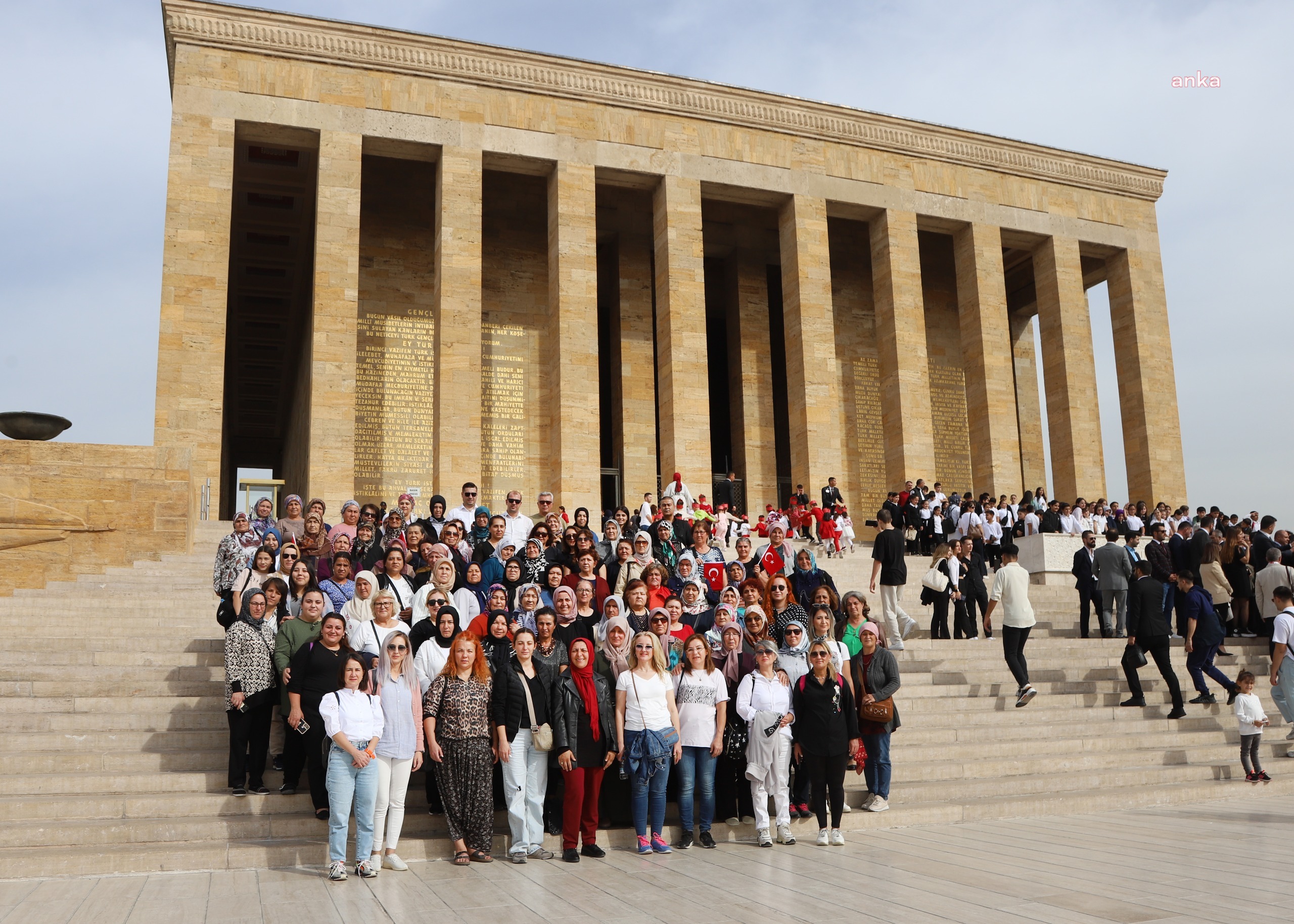 CUMHURİYET'İN 100. YILINDA 100 KADIN ÇİFTÇİ, ATA’NIN HUZURUNDA
