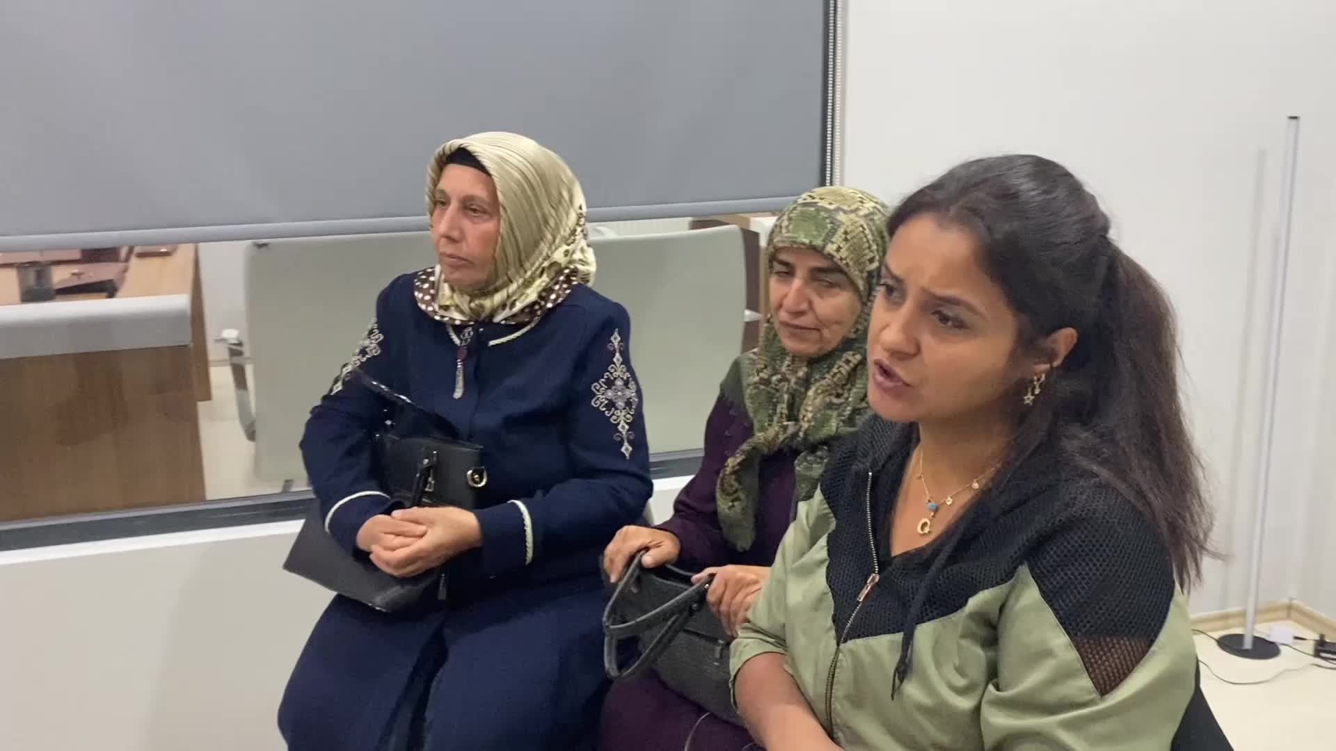 ELAZIĞ'DA KONTEYNERKENTTEN ÇIKMALARI İSTENEN DEPREMZEDELER TEPKİ GÖSTERDİ: "TOKİ'DEN MAKUL FİYATLARLA EV TALEP EDİYORUZ. DEVLETE BORCUMUZU ÖDEYECEĞİZ"