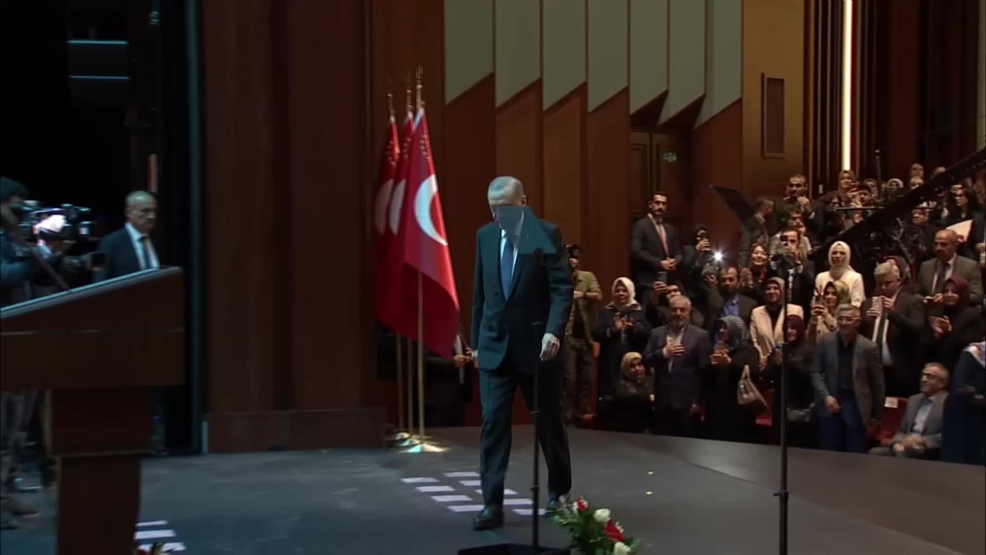 ERDOĞAN: “NE OLDU İNSAN HAKLARI EVRENSEL BEYANNAMESİ? HİÇ BAKMIYOR MUSUNUZ? İŞLERİNE GELMEZSE BAKMAZLAR. NİYE? AKAN KAN MÜSLÜMAN KANI DA ONUN İÇİN”