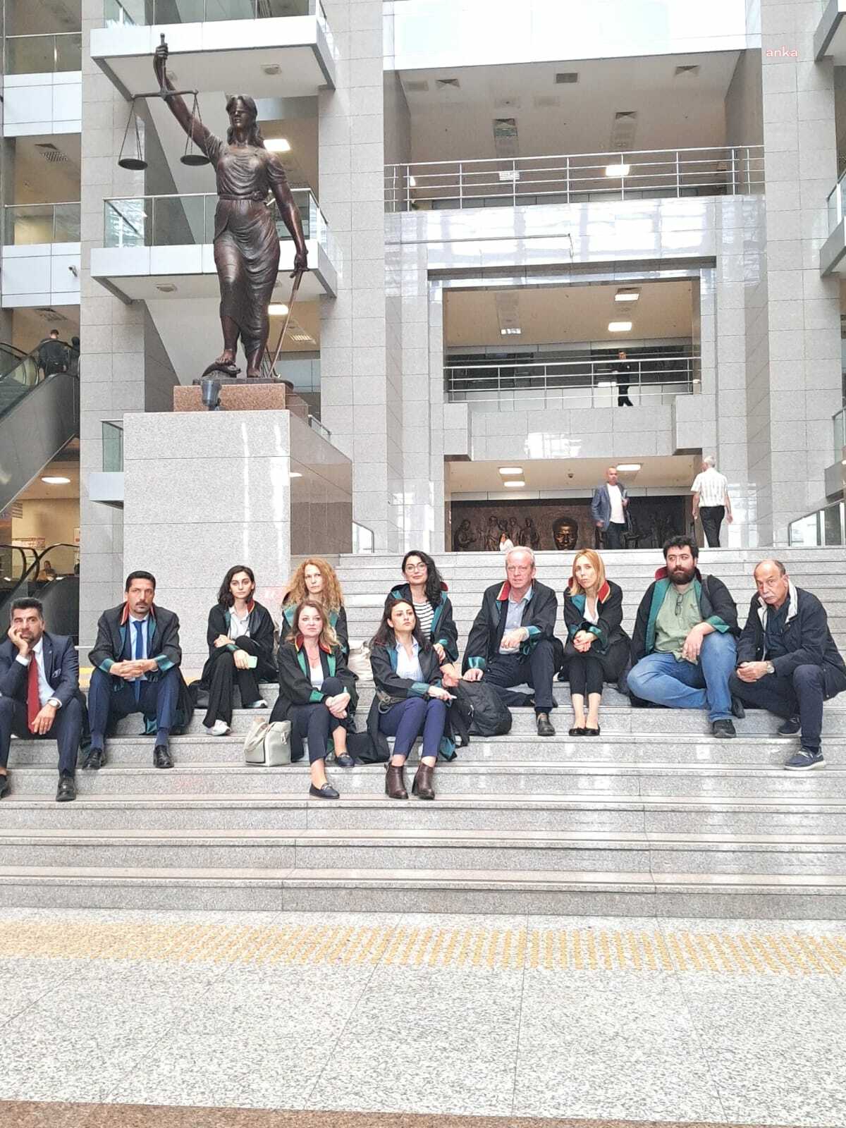 CAN ATALAY'IN MESLEKTAŞLARI İSTANBUL ADLİYESİ'NDE OTURMA EYLEMİ BAŞLATTI