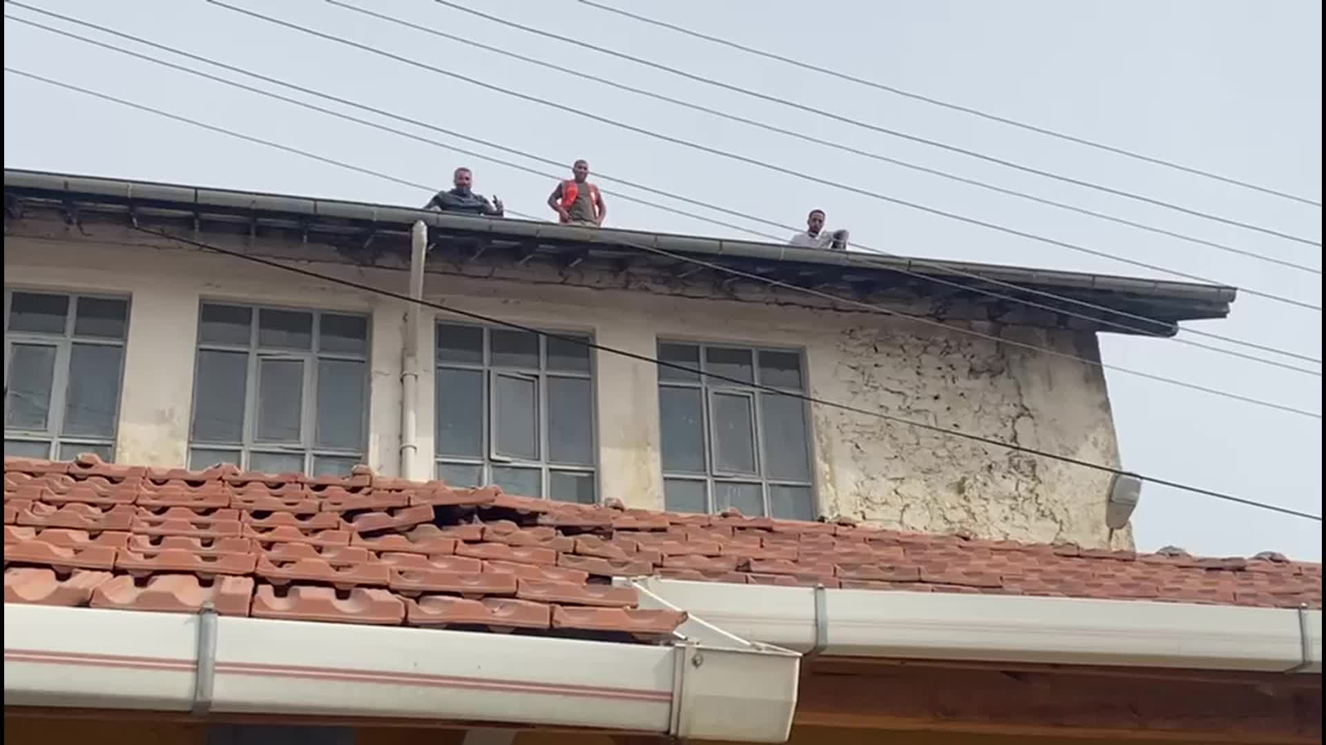 TÜRKİYE'NİN İLK ANTİMUAN MADEN OCAĞINDA İŞTEN ÇIKARILAN İŞÇİLERDEN 3'Ü İŞLETMENİN ÇATISINDA EYLEM BAŞLATTI: "BELKİ BİZE BİR ŞEY OLUR DA BİZİM HATRIMIZA BU ŞİRKET ÇALIŞIR"
