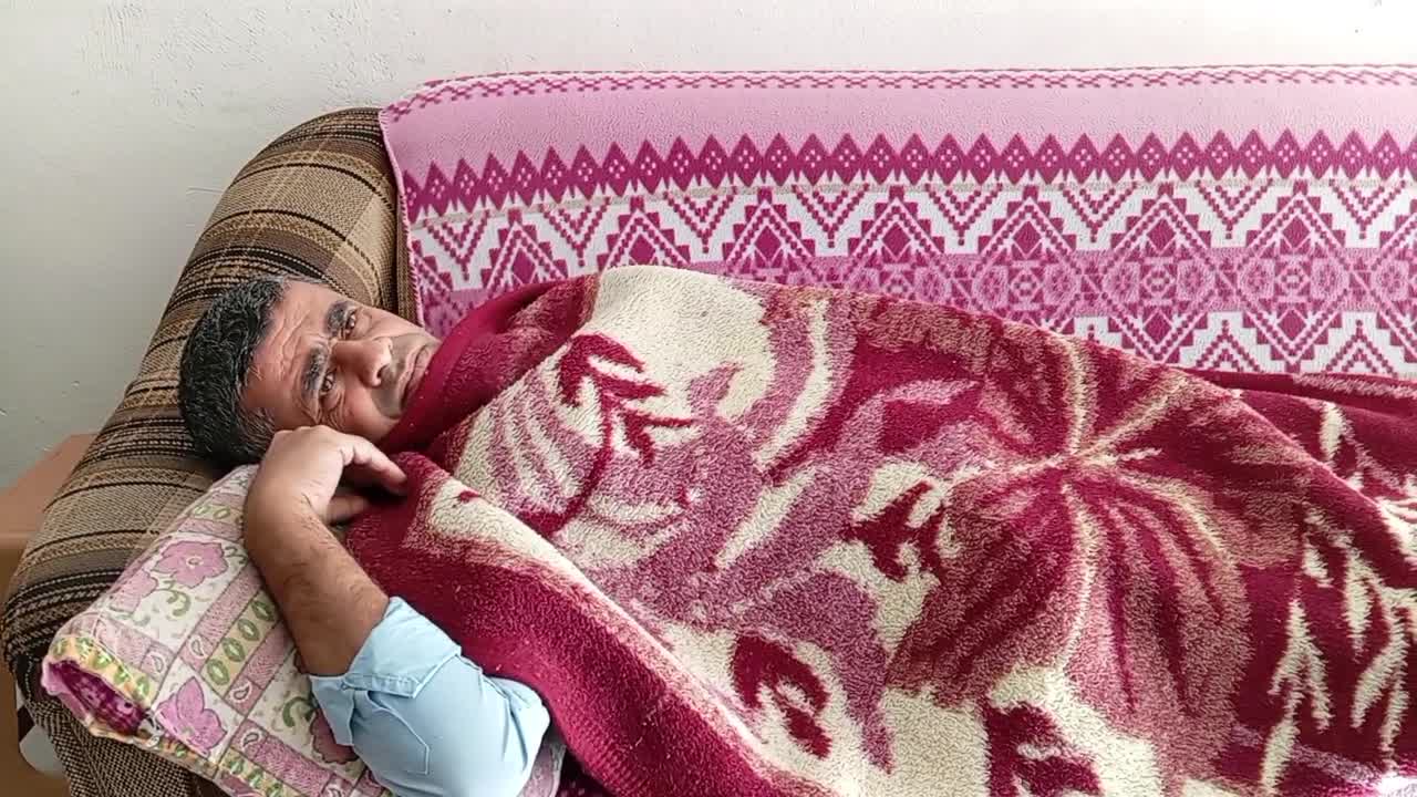KİRALIK EV TUTAMADIĞI İÇİN ARKADAŞININ İŞ YERİNDE YAŞAYAN KADİRLİLİ MÜZİSYEN: "EV KİRALARI SIKINTILI, GEÇİNEMİYORUM"