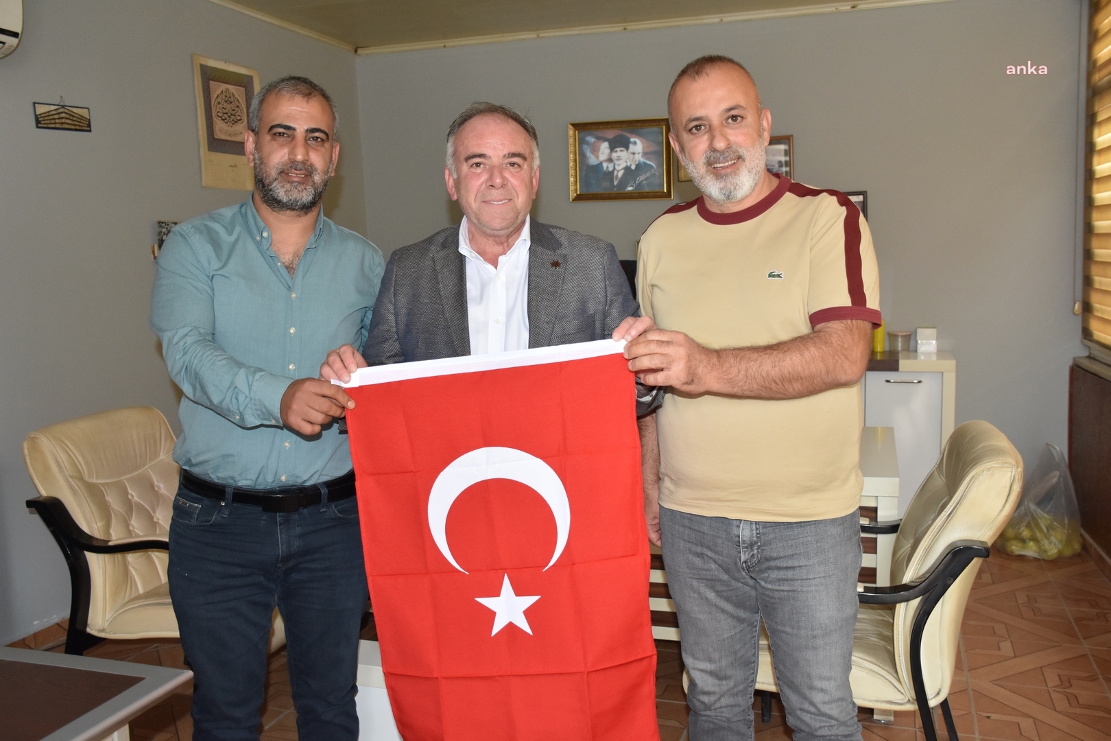 GERMENCİK BELEDİYE BAŞKANI ÖNDEŞ, TÜRK BAYRAĞI DAĞITTI