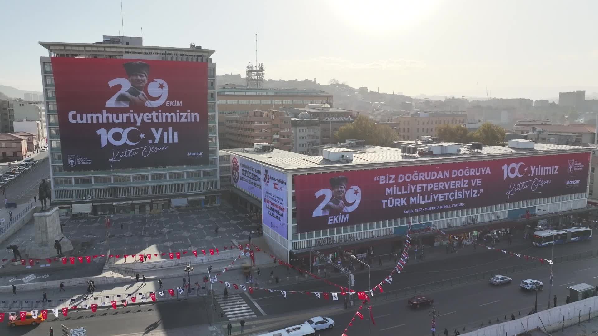 ATATÜRK’ÜN “BİZ DOĞRUDAN DOĞRUYA MİLLİYETPERVERİZ VE TÜRK MİLLİYETÇİSİYİZ” SÖZÜNÜN YAZILI OLDUĞU AFİŞ ULUS ÇARŞISI’NA ASILDI