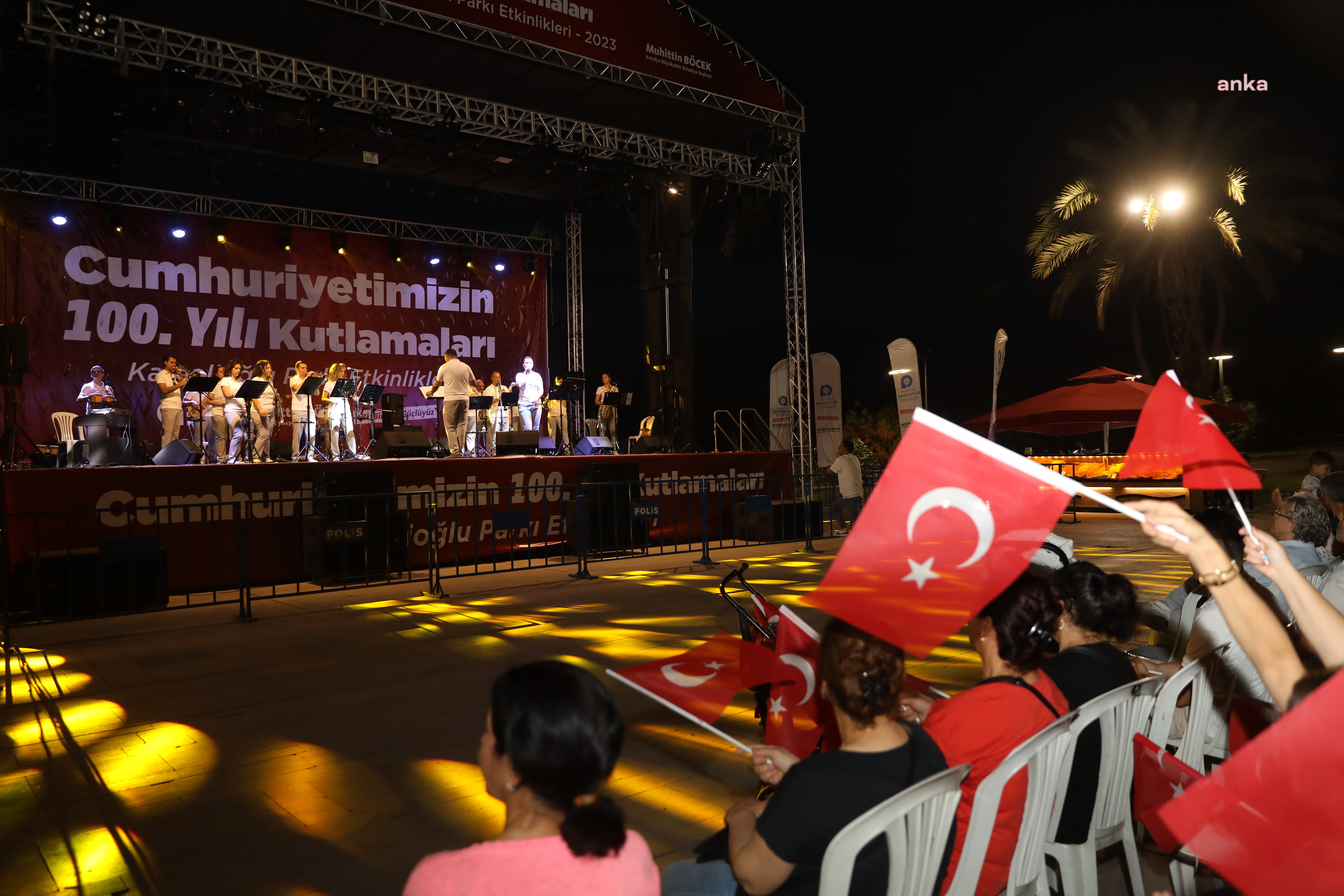 ANTALYA BÜYÜKŞEHİR’DEN KARAALİOĞLU PARKI’NDA CUMHURİYET COŞKUSU