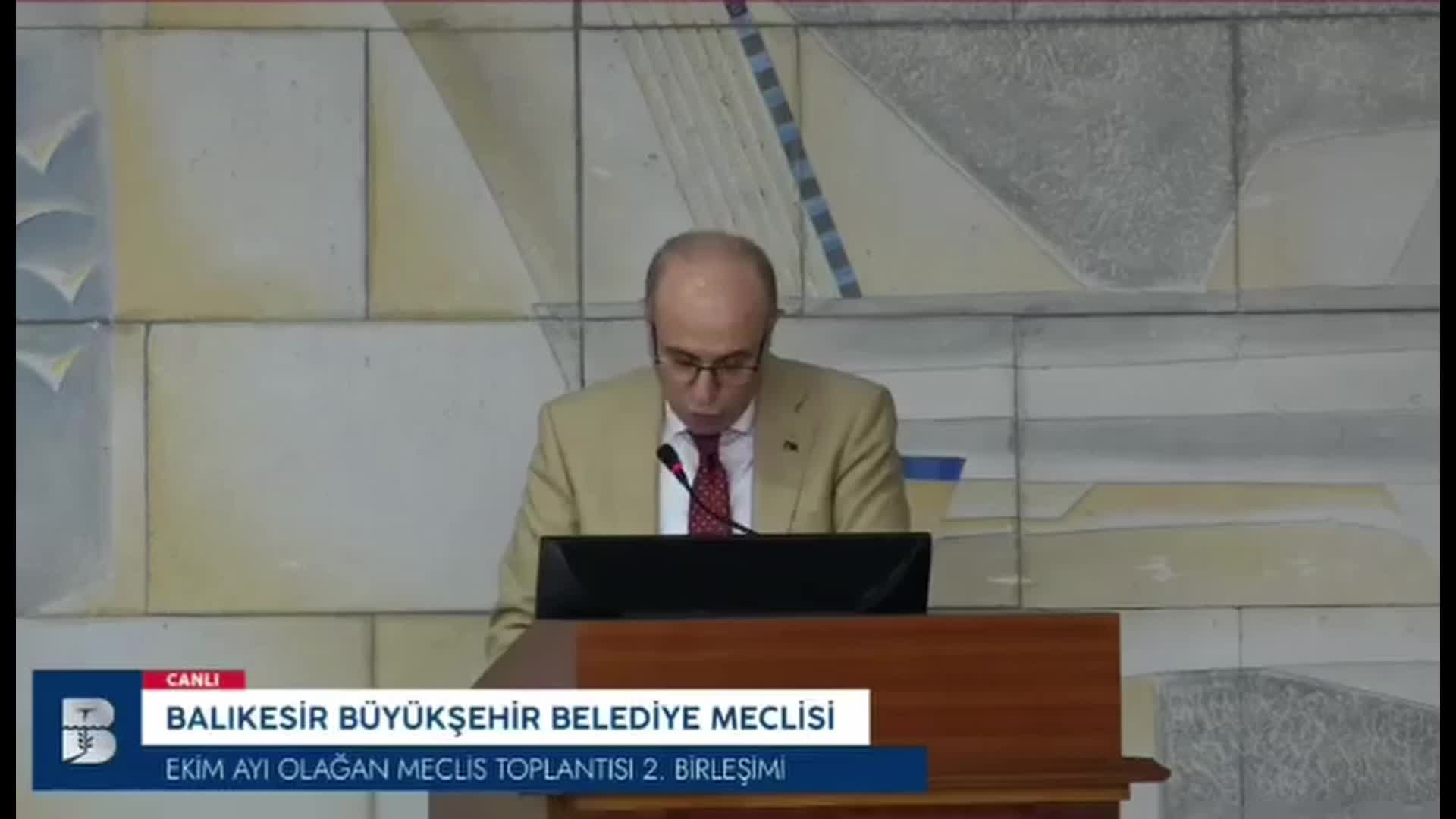 BALIKESİR BÜYÜKŞEHİR BELEDİYE MECLİSİ'NDE 'CUMHURİYET' TARTIŞMASI...AKP’Lİ BELEDİYE BAŞKANI BAHÇIVAN: "SEN BİR GECEDE ALFABEYİ DEĞİŞTİRİRSEN MİLLETİN YÜZDE 99’U CAHİL OLACAK TABİ"