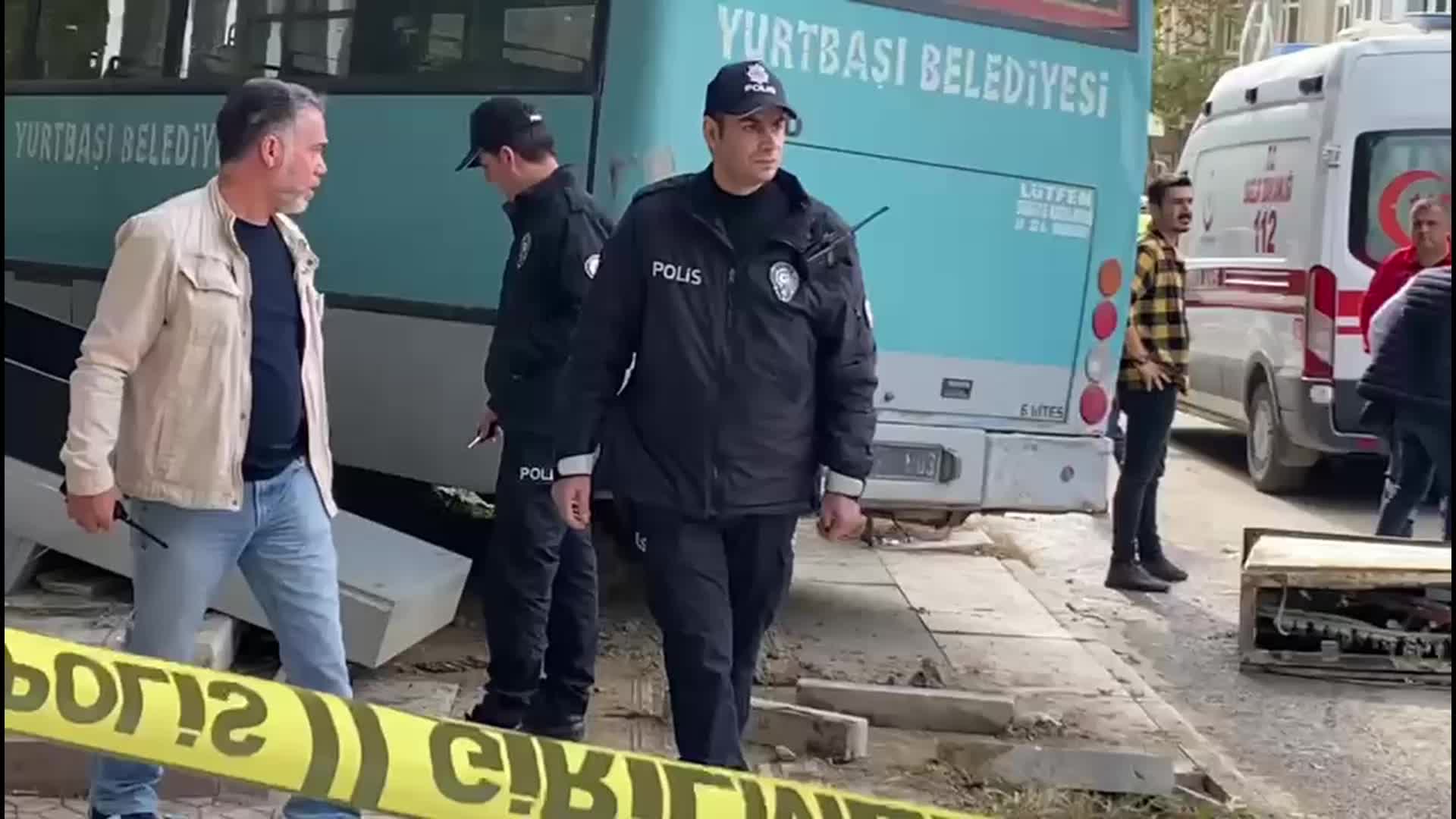 ELAZIĞ'DA FİDAN DİKİMİNE GİDEN ÖĞRENCİLERİ TAŞIYAN MİDİBÜS KAZA YAPTI