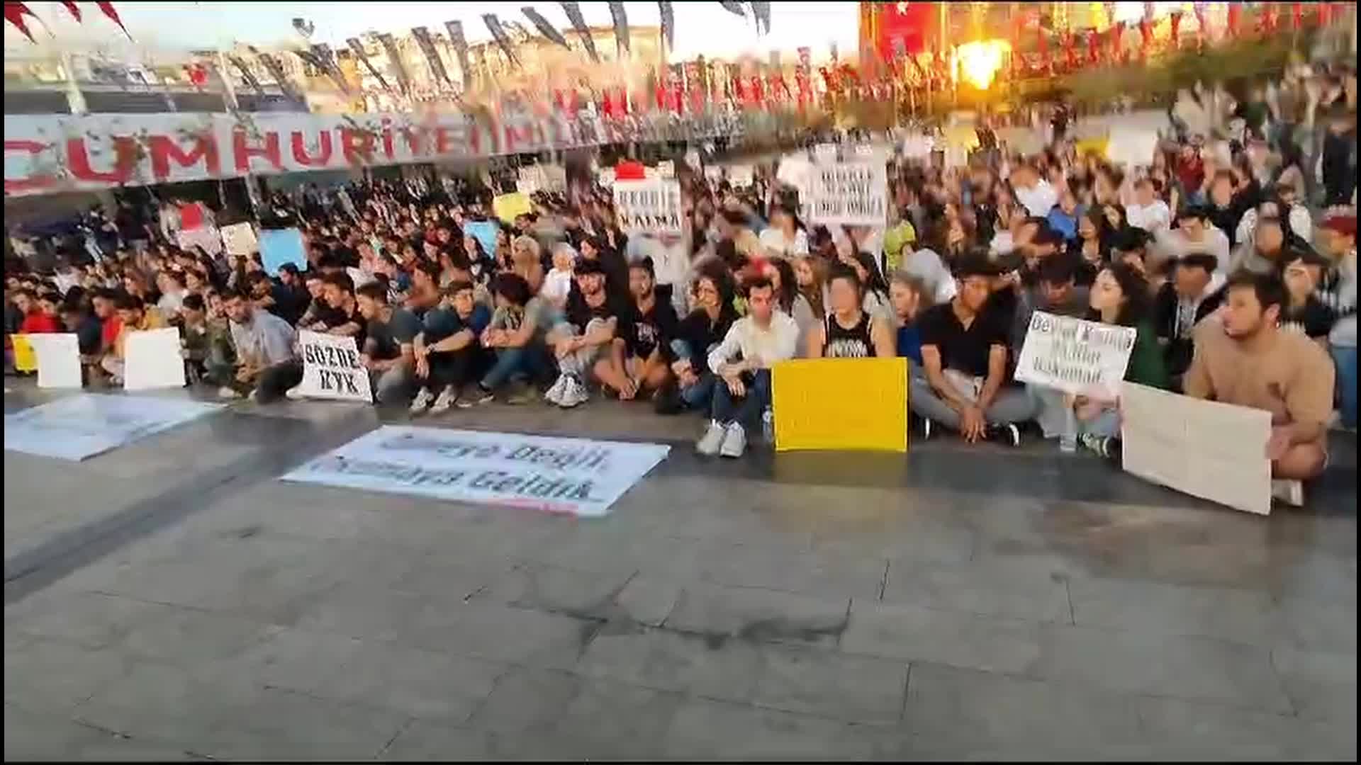 AYDIN ADNAN MENDERES ÜNİVERSİTESİ ÖĞRENCİLERİ, KYK YURDUNDAKİ ASANSÖR FACİASINI PROTESTO ETTİ: "VERDİĞİNİZ YORGAN KEFEN OLDU"