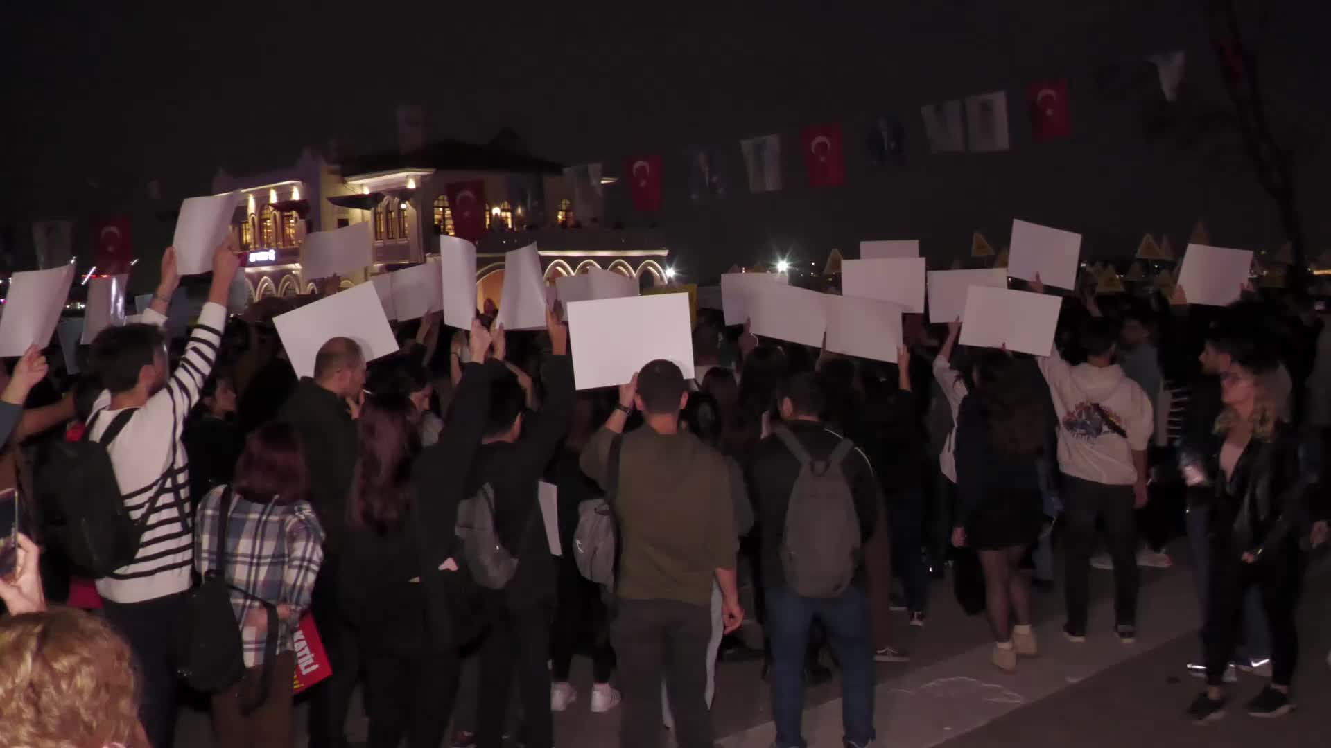 KADIKÖY İSKELESİ’NDE “KYK” PROTESTOSU: “ARKADAŞLARIMIZI ÖLÜME SÜRÜKLEYEN SORUMLULARIN ADALETLE YÜZLEŞMESİNİ İSTİYORUZ”