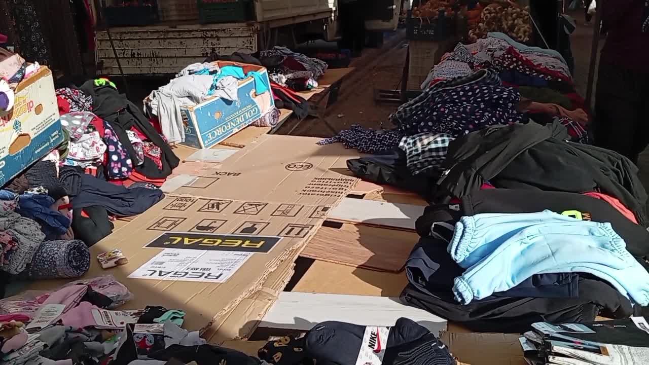 SEMT PAZARINDA SATIŞ YAPAN KADİRLİLİ KONFEKSİYONCU: "MAZOTU DÜŞÜRSÜNLER, BİZ DE ÜRÜNLERİ DÜŞÜRELİM"