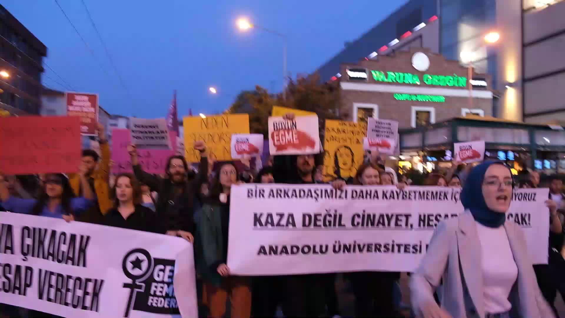 ESKİŞEHİR’DE ÜNİVERSİTE ÖĞRENCİLERİ: "GENÇ YAŞTA İNTİHAR EDEN, KYK'DA CAN VEREN ARKADAŞLARIMIZIN ÖLÜMÜ POLİTİKTİR"