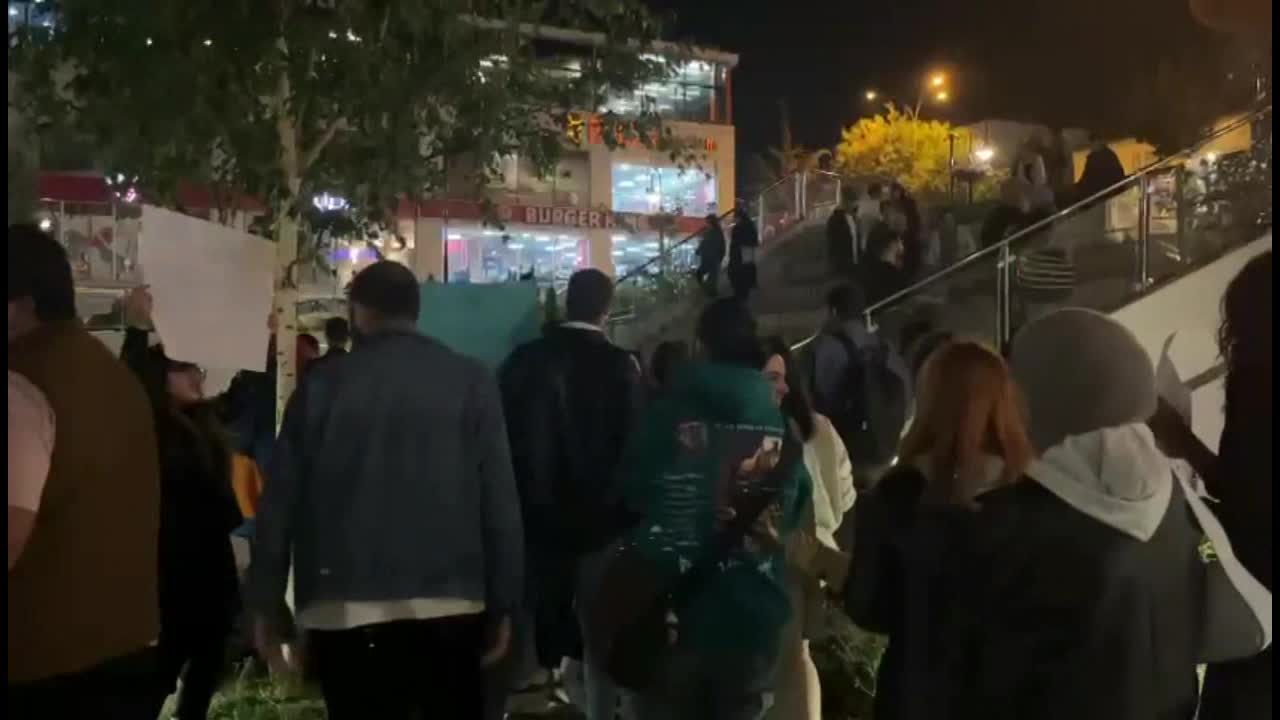BİLECİK’TEKİ ÜNİVERSİTELİ ÖĞRENCİLER ASANSÖR FAİCASINI PROTESTO ETTİ: "BU ÖLÜMLÜ DÜZENİ REDDEDİYORUZ, YAŞAMDA İNAT EDİYORUZ"