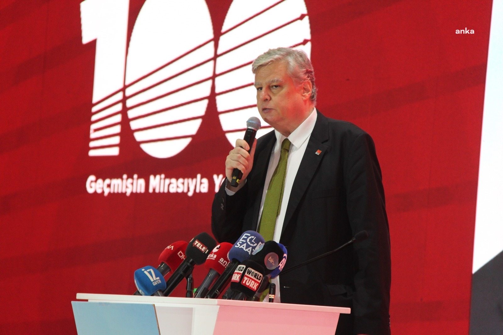 ÖRSAN K. ÖYMEN: “CUMHURİYET’İN YAŞAYABİLMESİ İÇİN LAİKLİKLE BİRLİKTE; YASAMA, YÜRÜTME, YARGI ARASINDA GÜÇLER AYRILIĞININ, EKONOMİK VE SOSYAL ADALETİN, ÇOK PARTİLİ SERBEST SEÇİMLİ BİR DÜZENİN DE OLMASI GEREKMEKTEDİR”