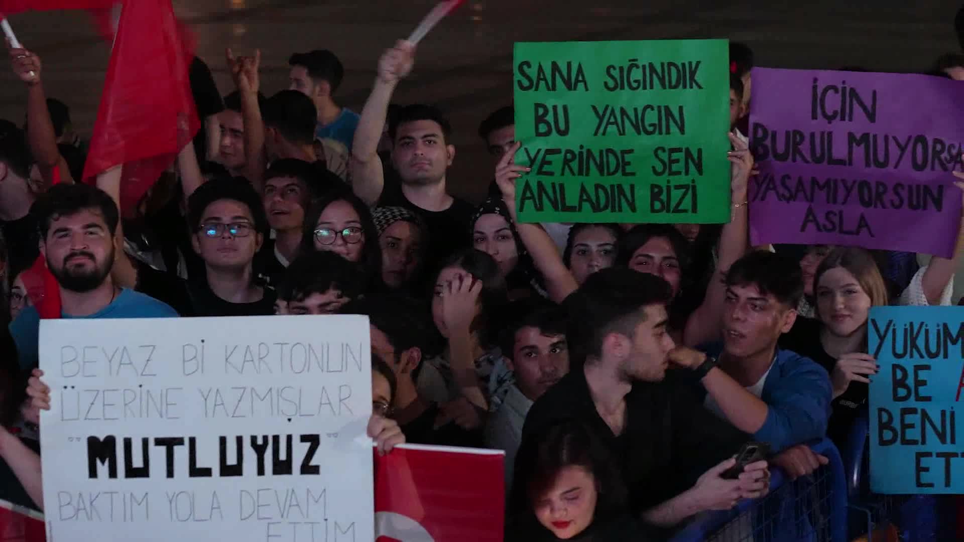 SEYHAN’DA EMİR CAN İĞREK’LE CUMHURİYET COŞKUSU